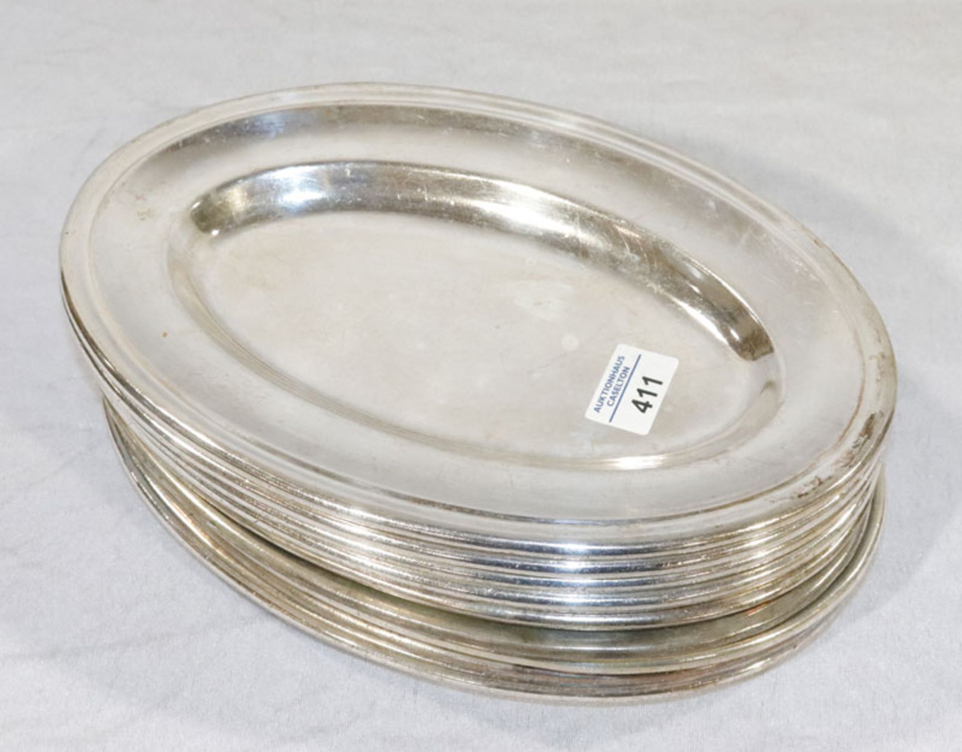 13 Hotelsilber Tabletts, oval in verschiedenen Größen, L 33 cm, B 22 cm, Gebrauchs- und