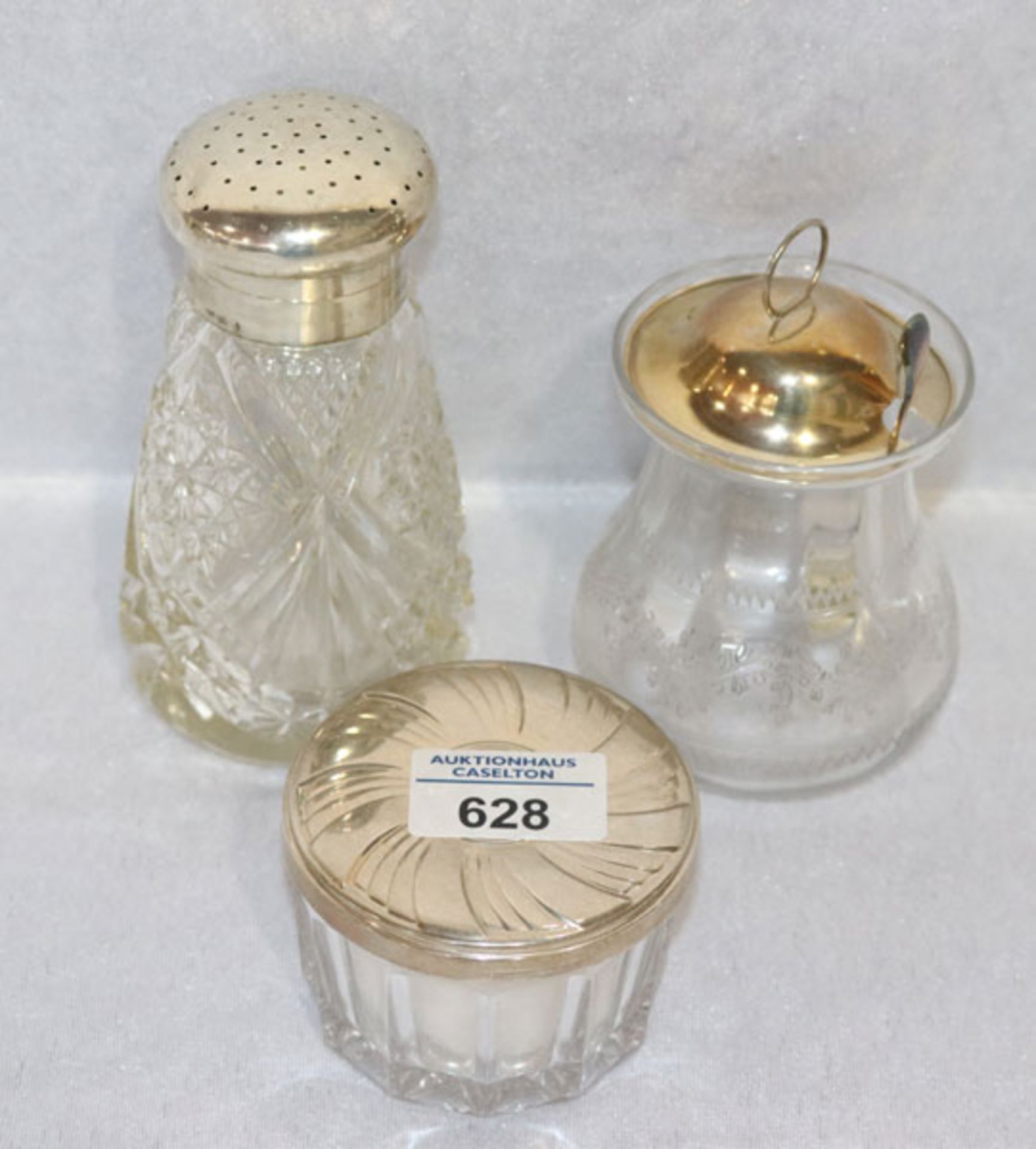 Konvolut: Zuckerstreuer, Glas/Silber, H 14,5 cm, Glasdose mit Silberdeckel, H 13,5 cm, und Glasdose