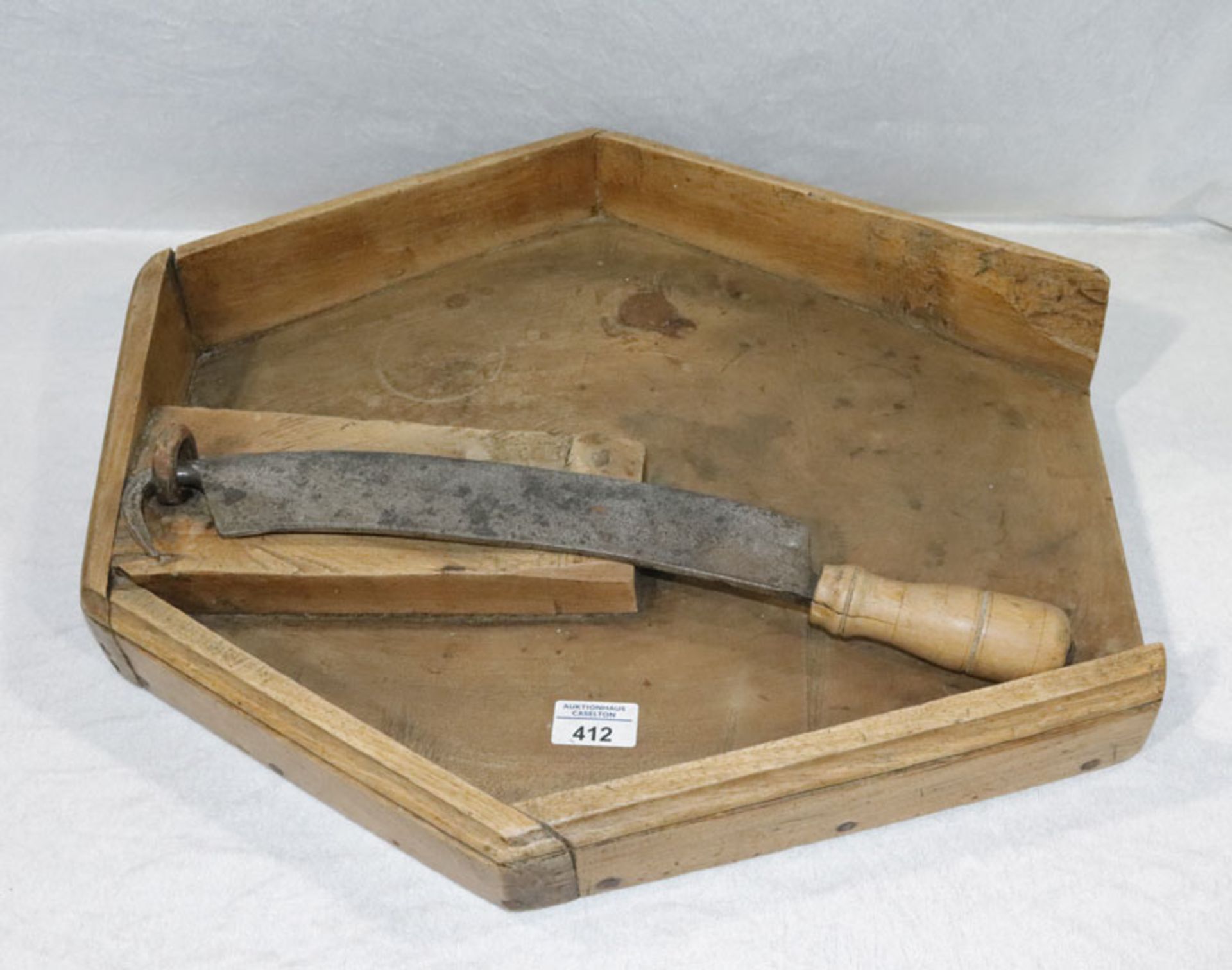 Antikes Schneidebrett mit Messer, H 10 cm, L 52 cm, B 48 cm, Alters- und Gebrauchsspuren