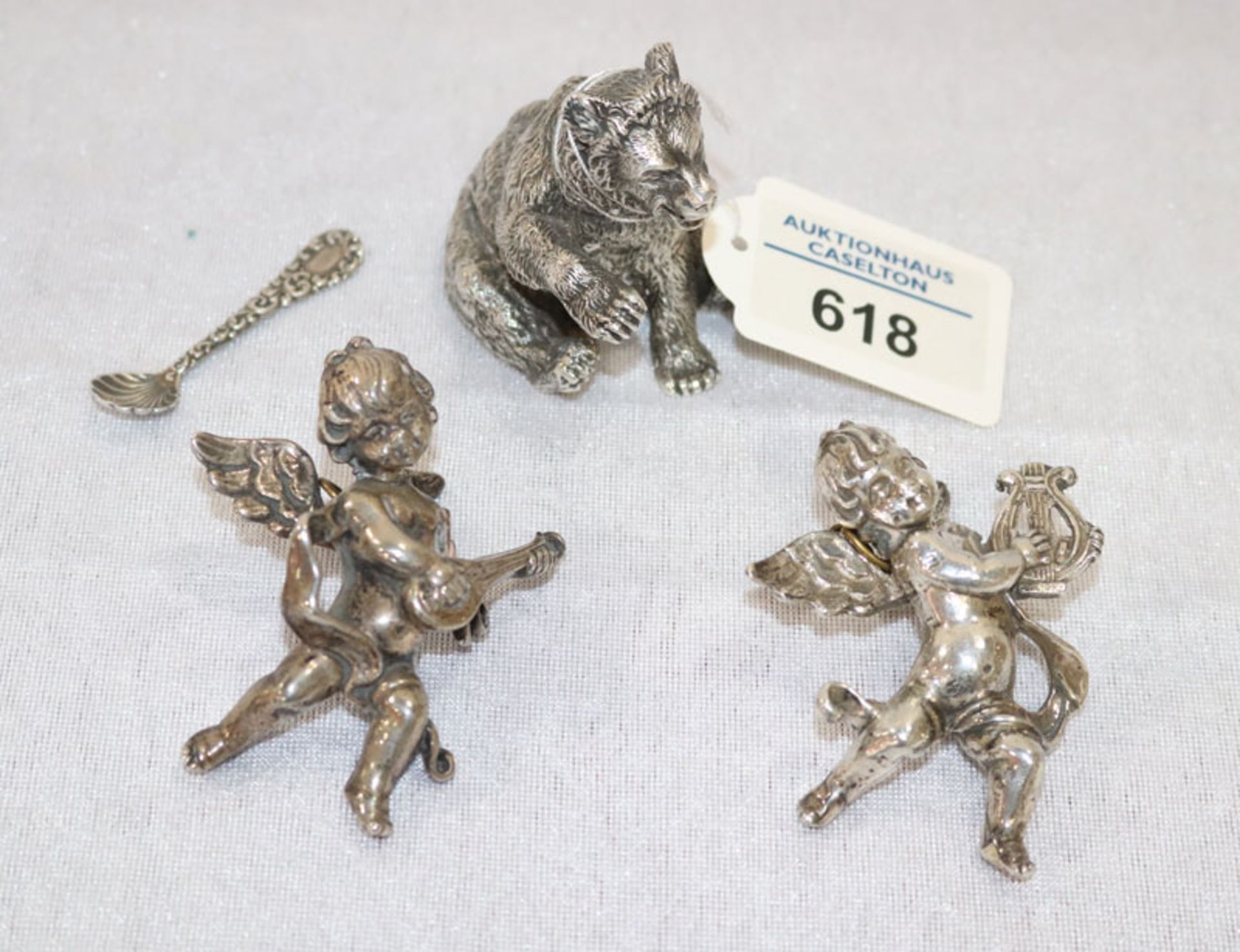 Silber Konvolut: 2 musizierende Engel, H 6,5 cm, sitzender Bär, H 6 cm, und Salzlöffel, zus. 390
