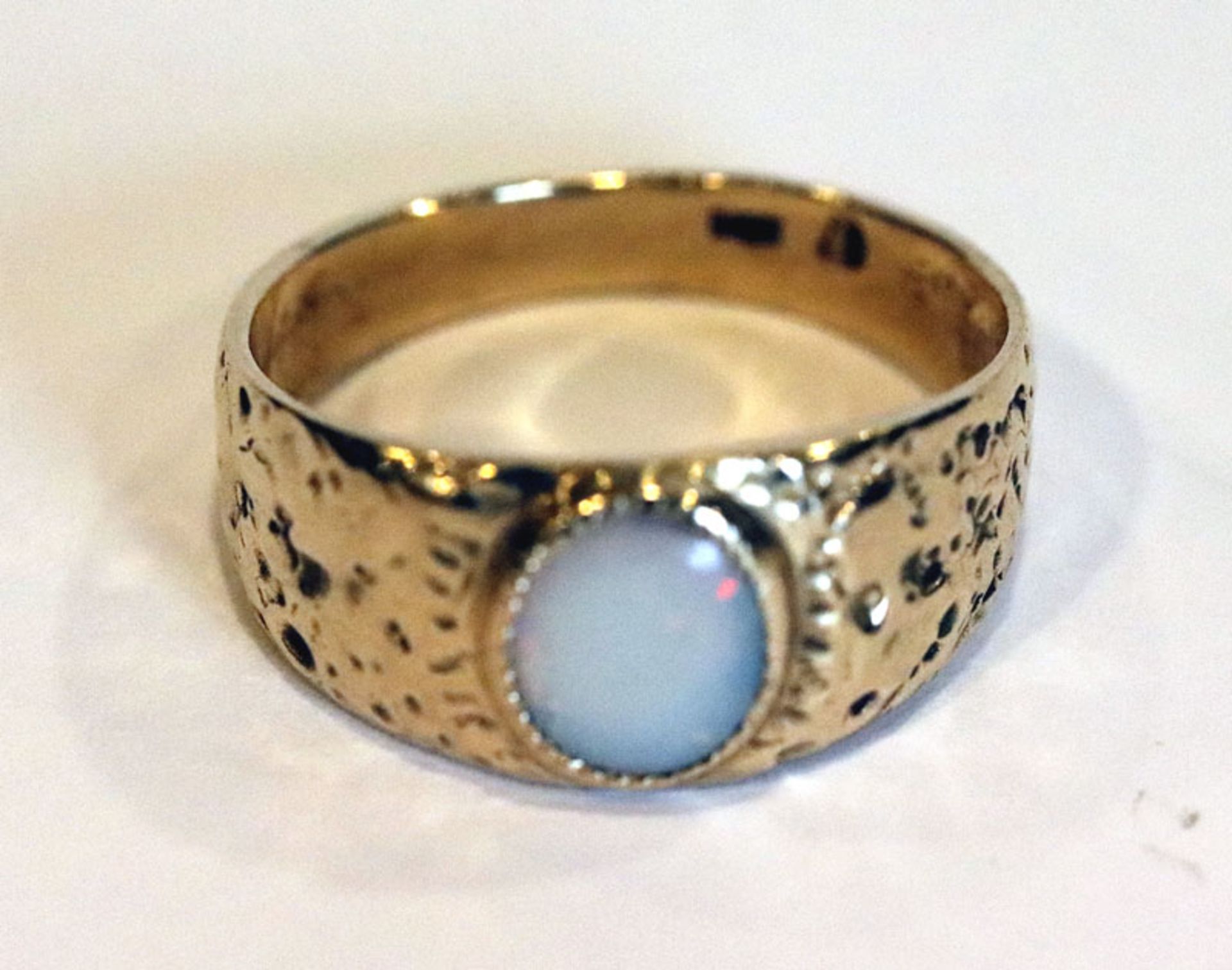 14 k Gelbgold Ring mit Opal, Ringschiene teils mit gehämmertem Dekor, 6,6 gr., Gr. 66