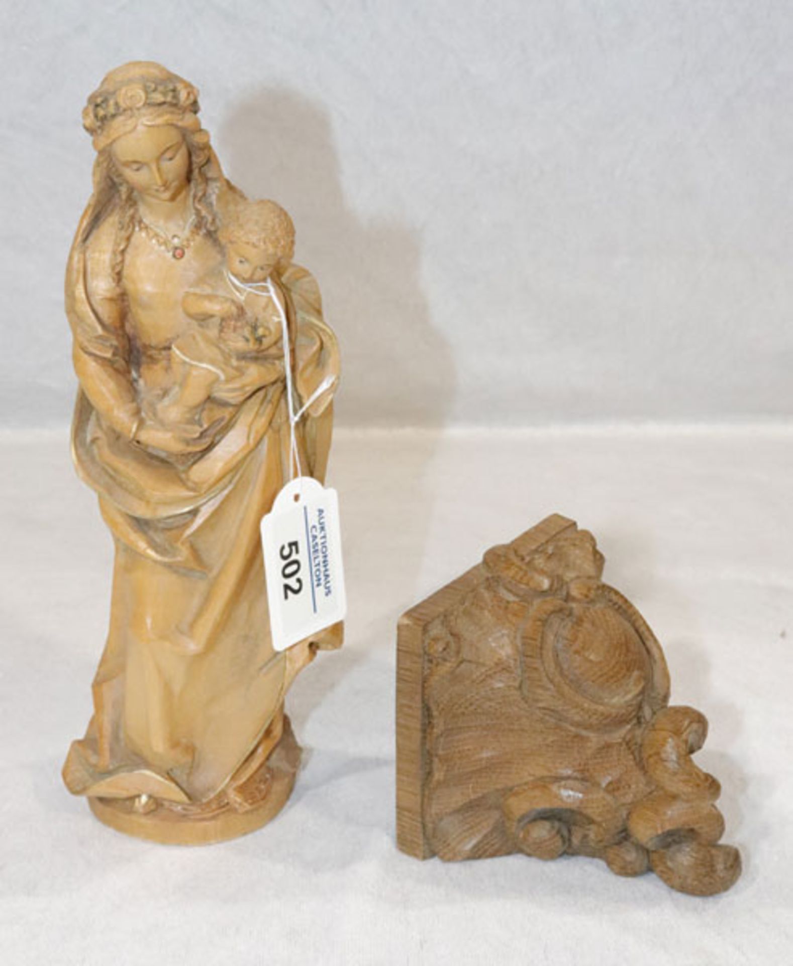 Holz Figurenskulptur 'Maria mit Kind', gebeizt, H 25 cm, B 10 cm, T 8 cm, und Wandsockel, dunkel