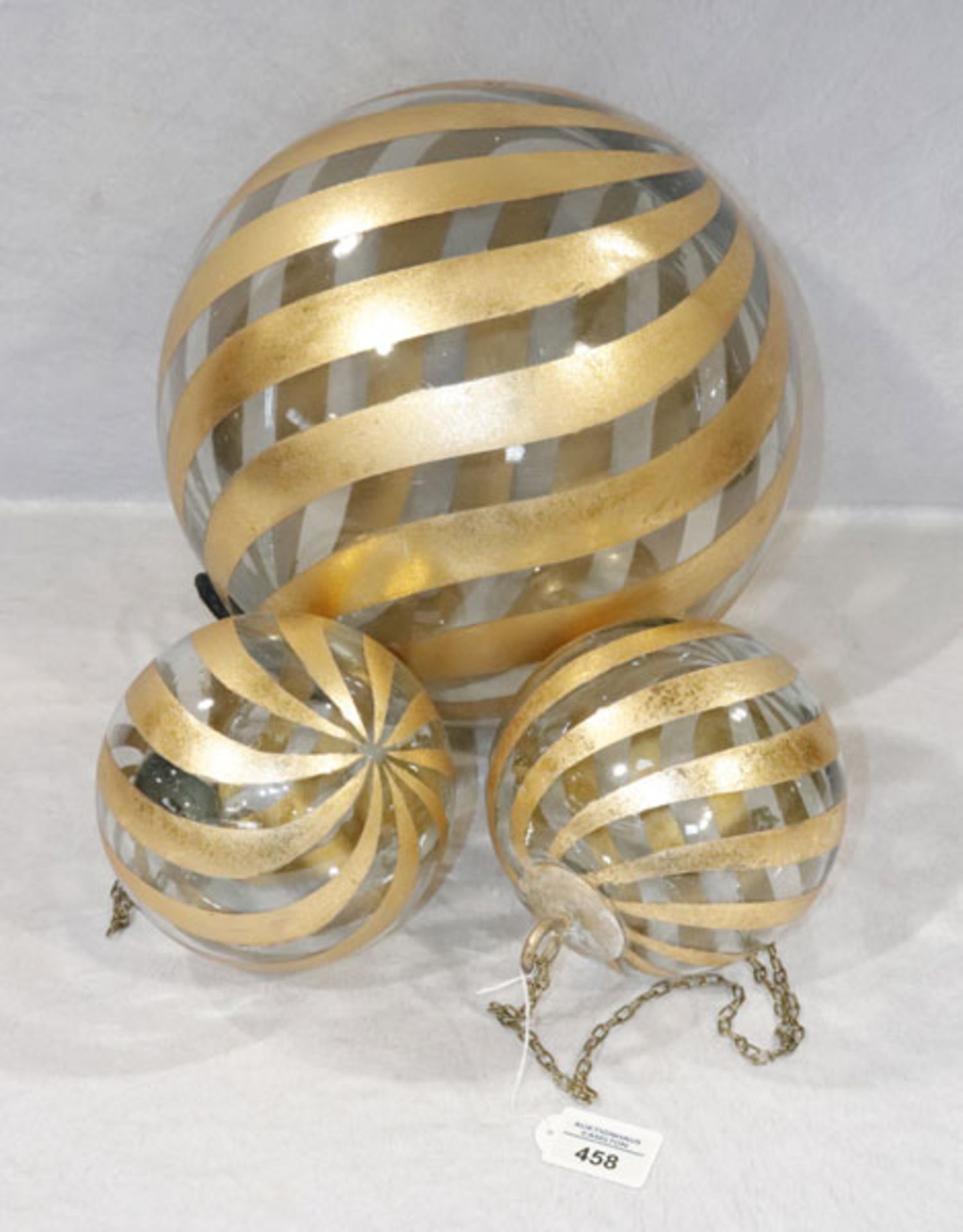 3 Glaskugeln mit Golddekor in verschiedenen Größen, D ca. 15/30 cm