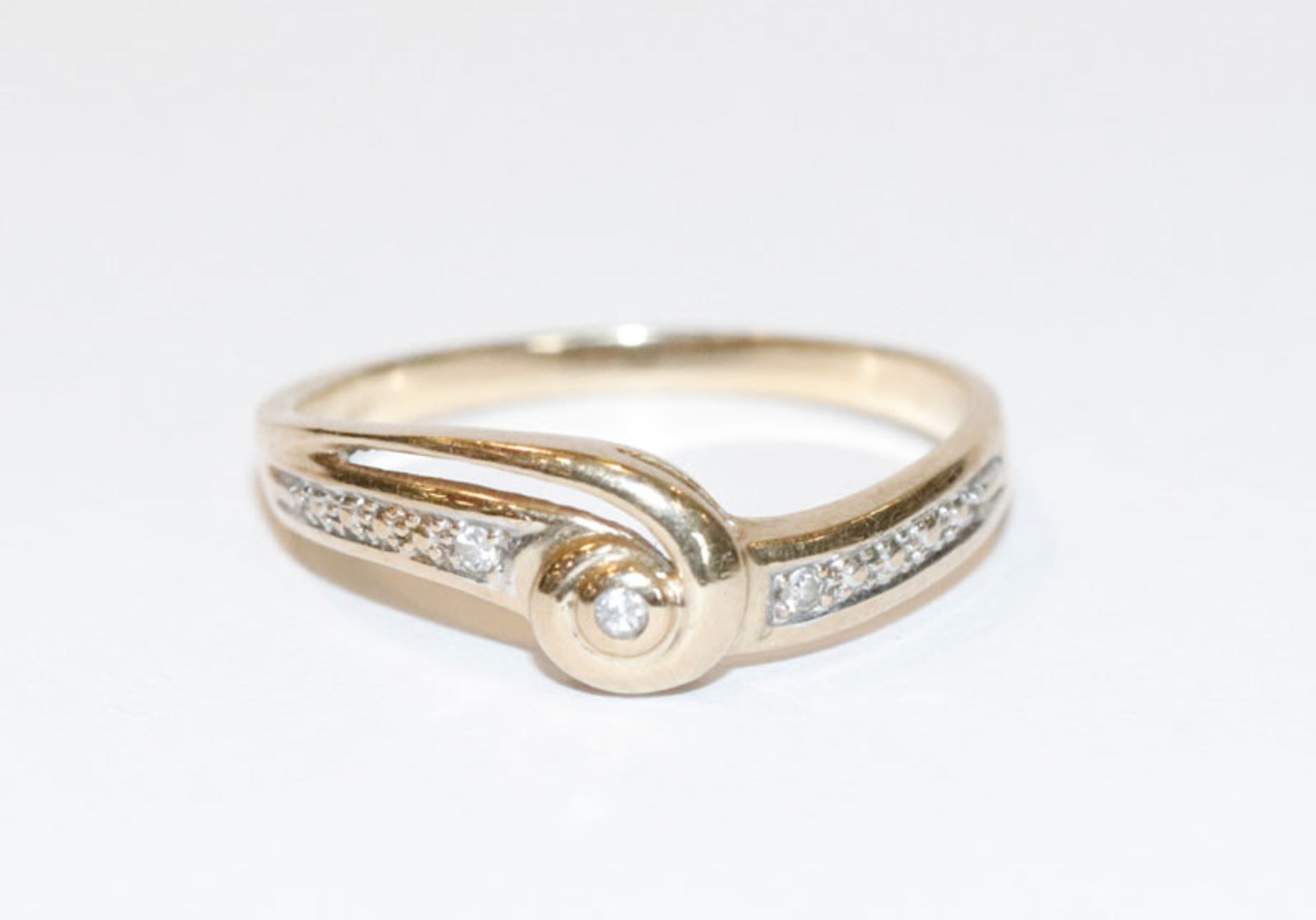 14 k Gelbgold Ring mit 3 in Weißgold gefaßten Diamanten, Gr. 54, 1,9 gr.