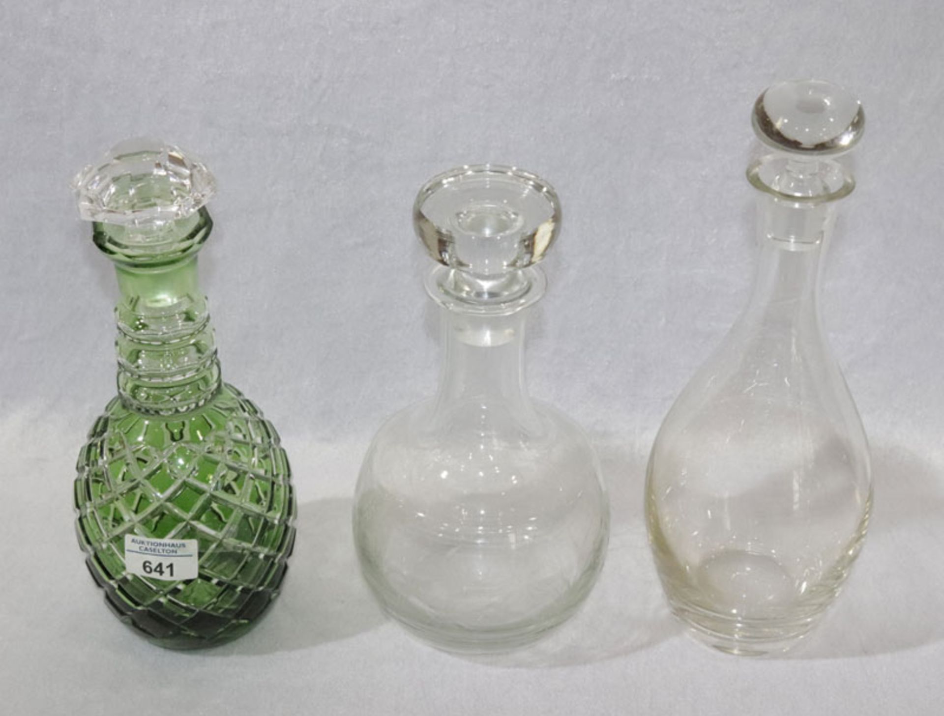 Konvolut von 3 Glas-Karaffen, grün mit Schliffdekor, (Stöpsel nicht passend), klar mit graviertem