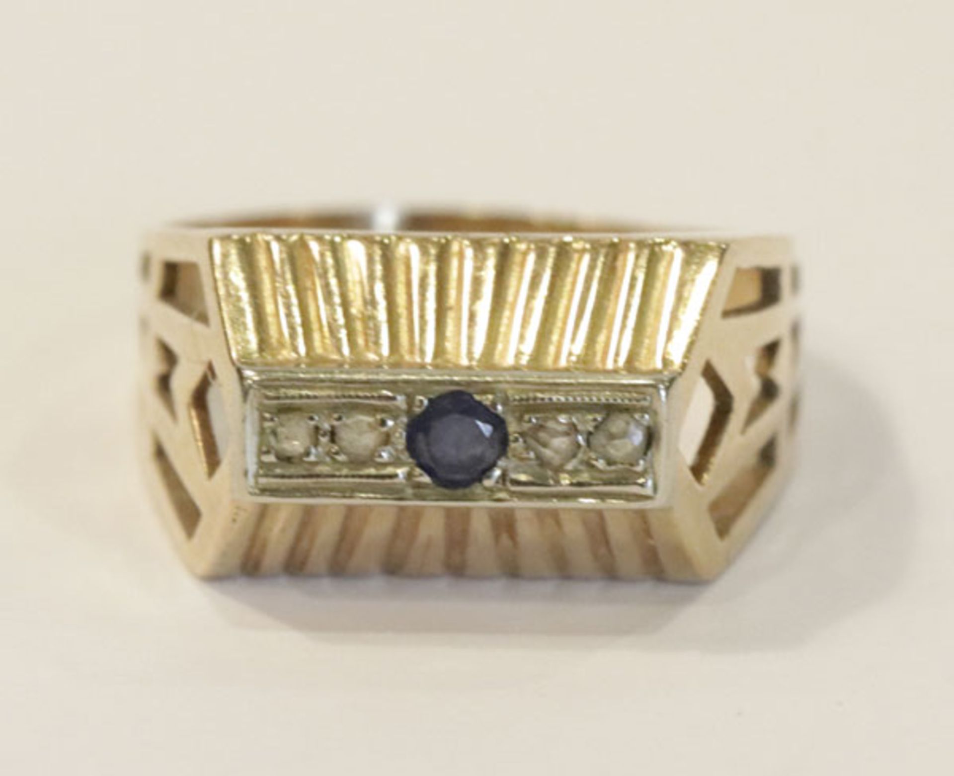 14 k Gelbgold Ring mit Safir und 4 Diamanten in Weißgold gefaßt, 5,7 gr., Gr. 63, ältere Handarbeit