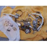 A quantity of silver & other costume jewellery.