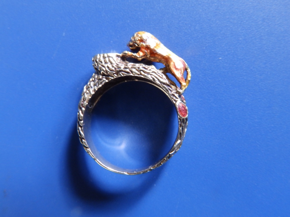 A '14' yellow metal ring modelled with a lion gazing into a red enamelled pool. Finger size N. - Image 3 of 4