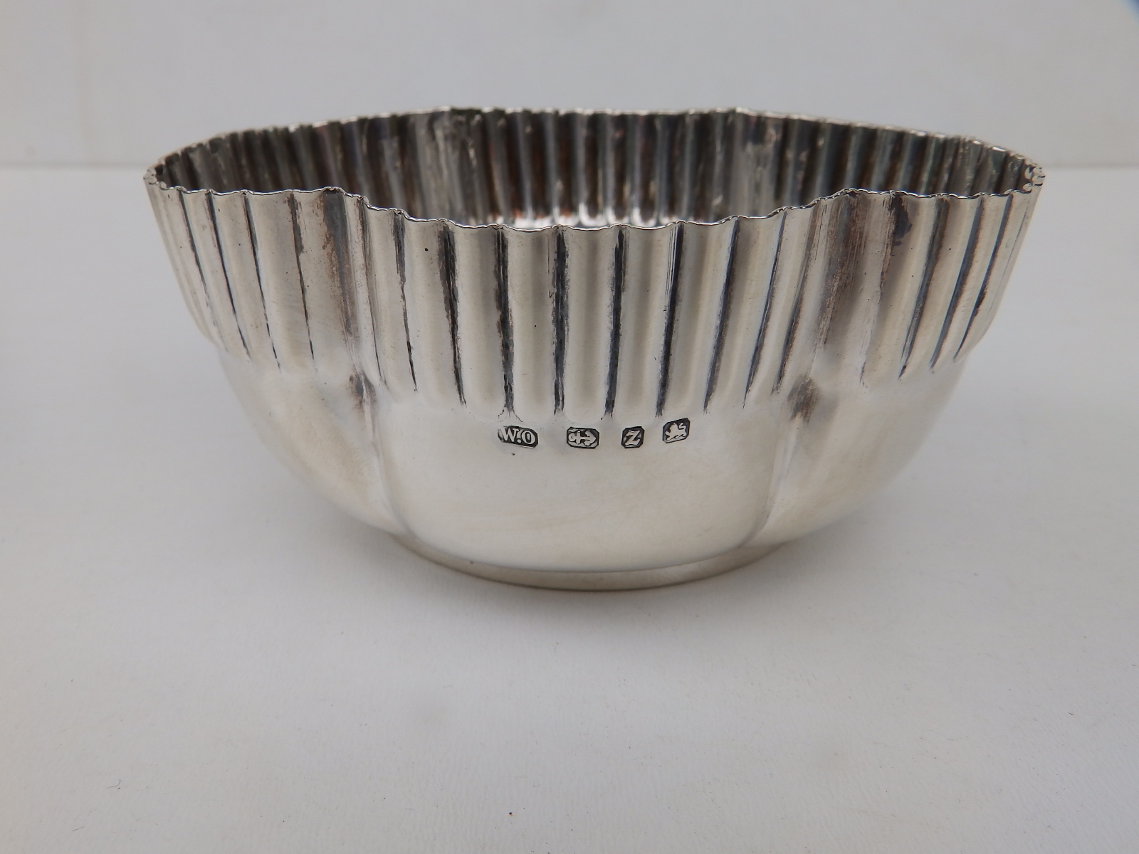 A fluted silver sugar bowl - WO, Birmingham 1899, 4.25" diameter. - Image 3 of 3