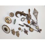 Victorian brooches and a small quantity of costume jewellery.