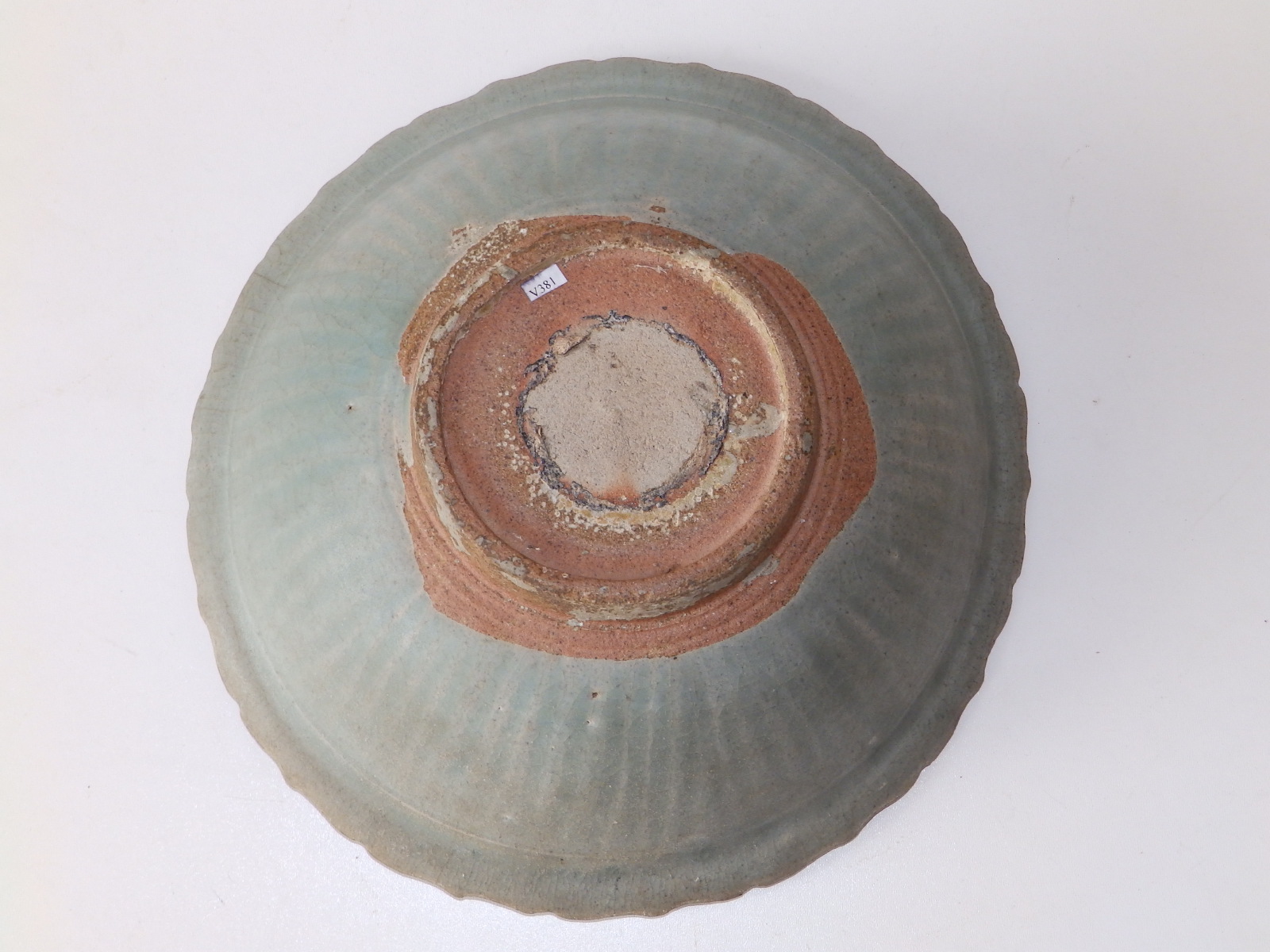 A 15thC Thai celadon glazed stoneware bowl, having lotus leaf moulded rim, a band of incised - Image 3 of 5