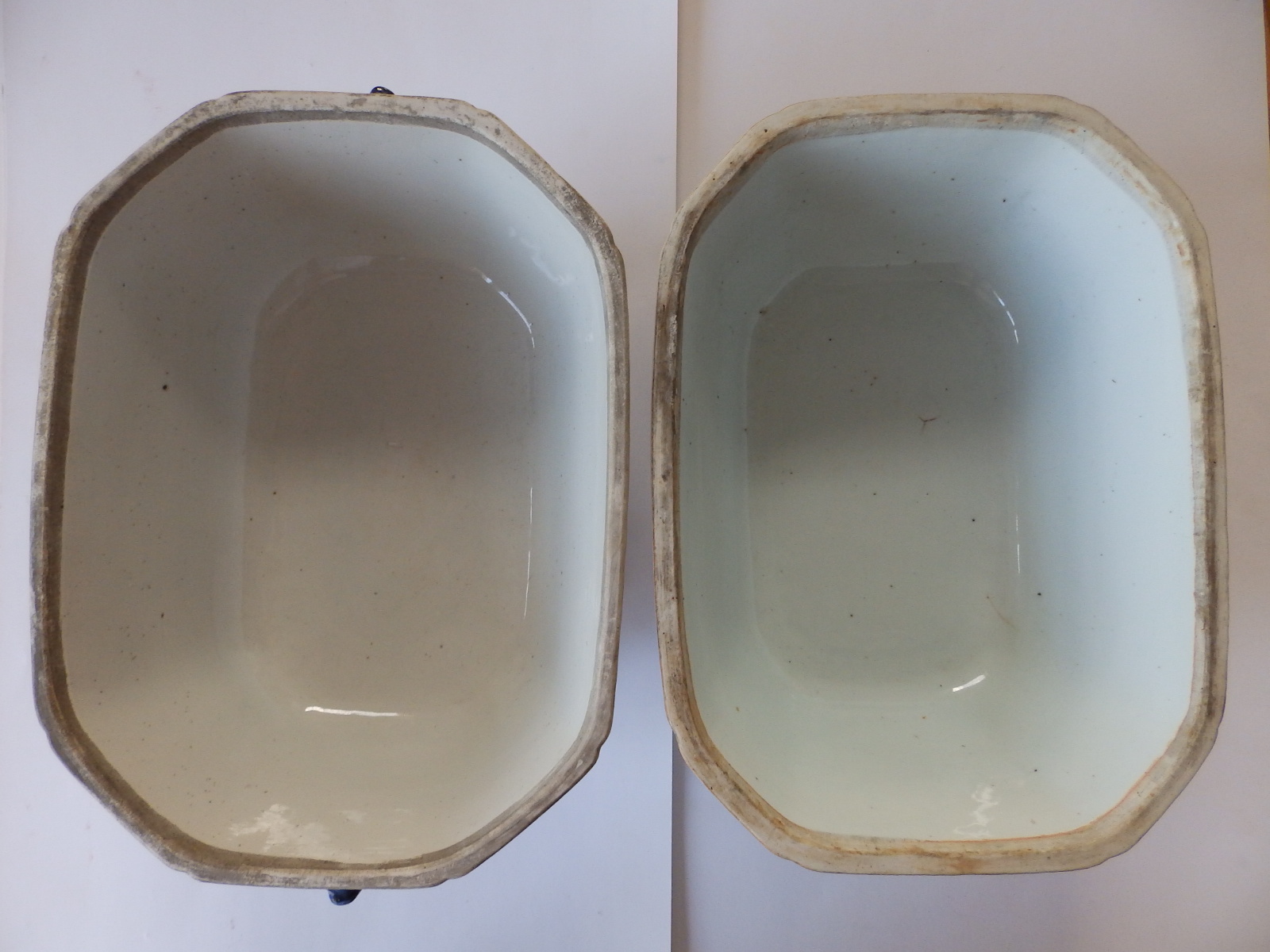 Two late 18th/early 19thC Chinese blue & white porcelain tureen bases, each of canted rectangular - Image 6 of 6