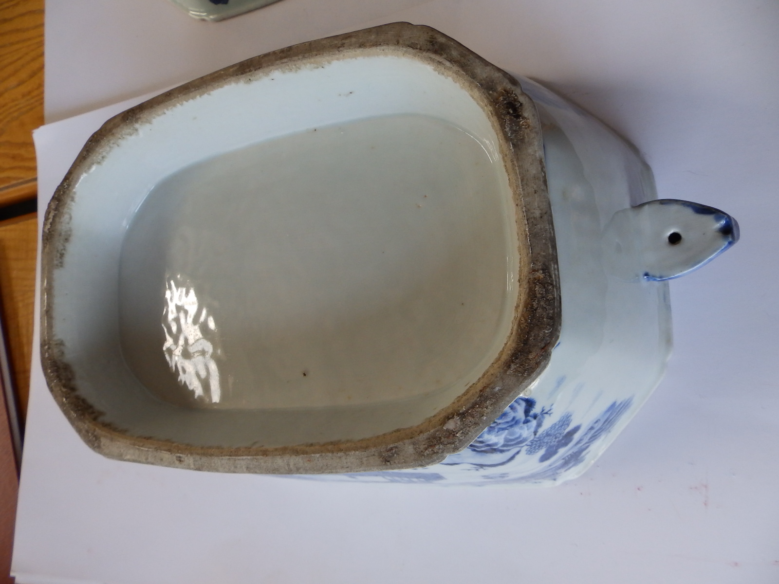 Two late 18th/early 19thC Chinese blue & white porcelain tureen bases, each of canted rectangular - Image 5 of 6