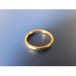 An 18ct gold wedding band.