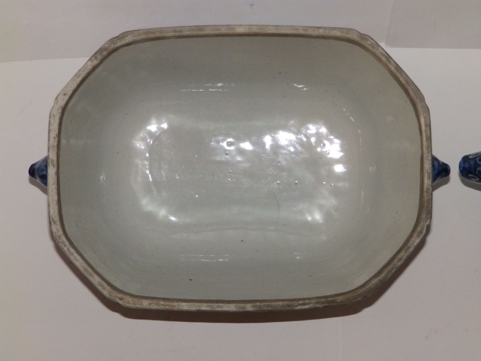 Two late 18th/early 19thC Chinese blue & white porcelain tureen bases, each of canted rectangular - Image 3 of 6