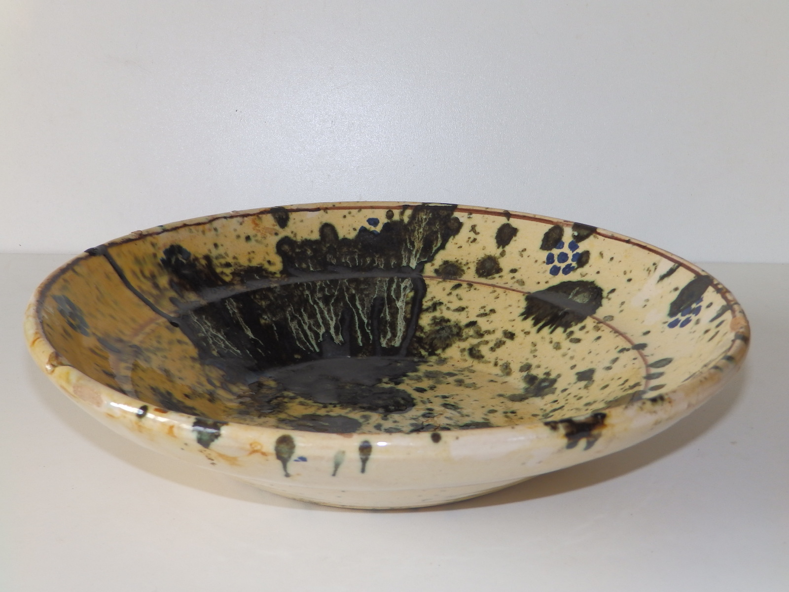 A splash glazed ceramic bowl in blue on cream ground, the moulded cavetto with thin dark brown - Image 2 of 3