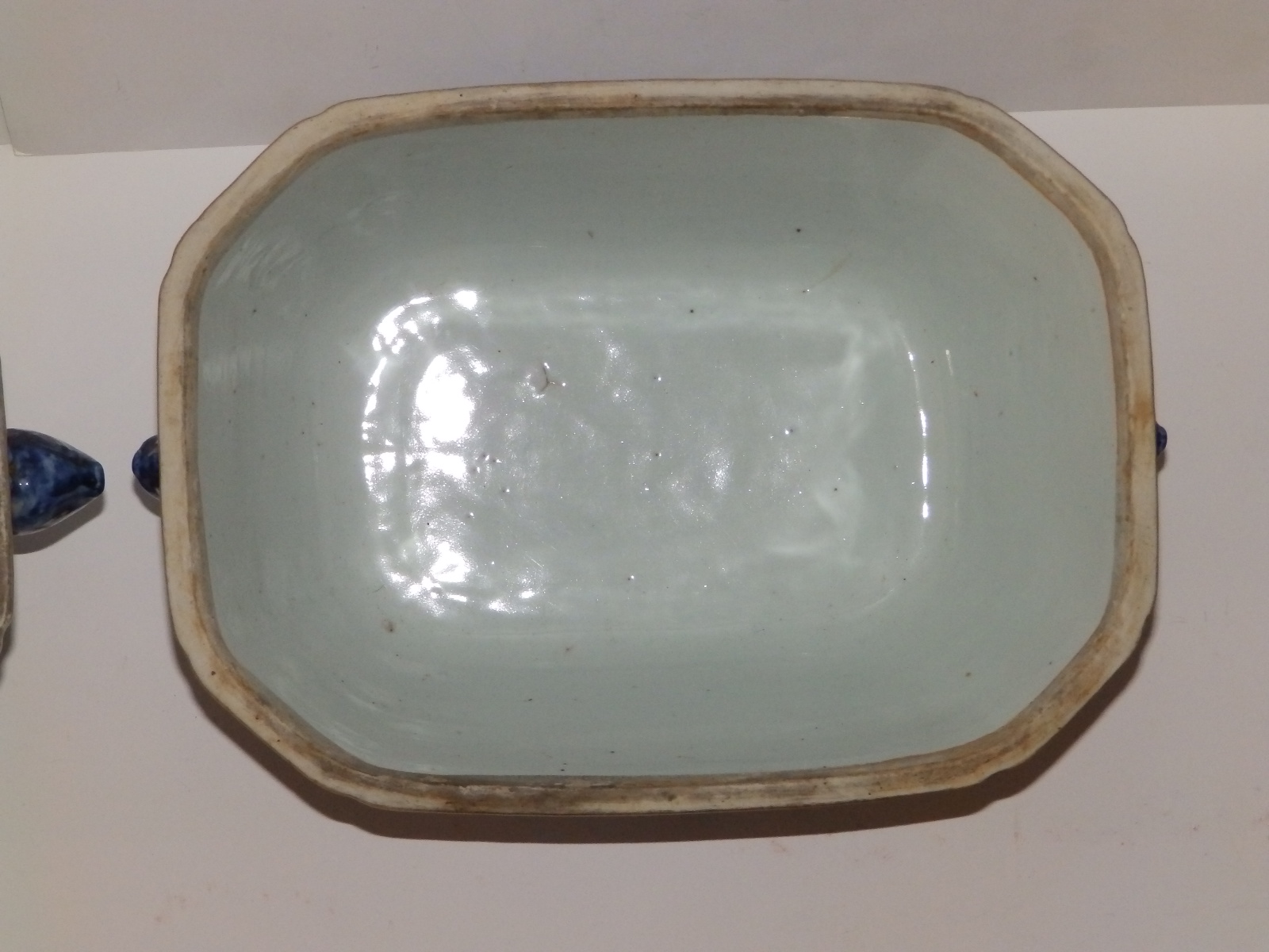 Two late 18th/early 19thC Chinese blue & white porcelain tureen bases, each of canted rectangular - Image 2 of 6