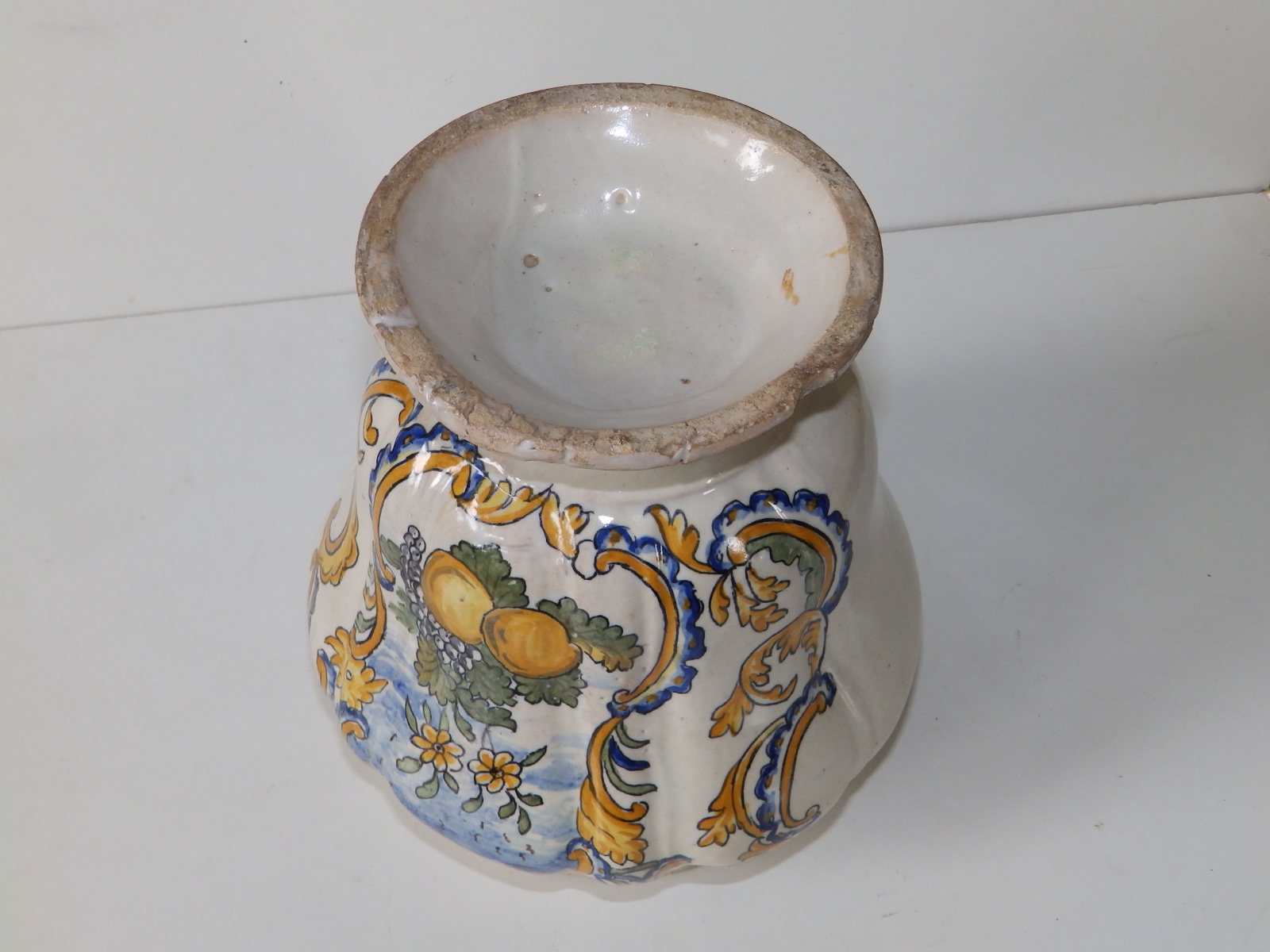 An 18thC continental maiolica jar, probably Italian, decorated with a cartouche depicting a - Image 4 of 4