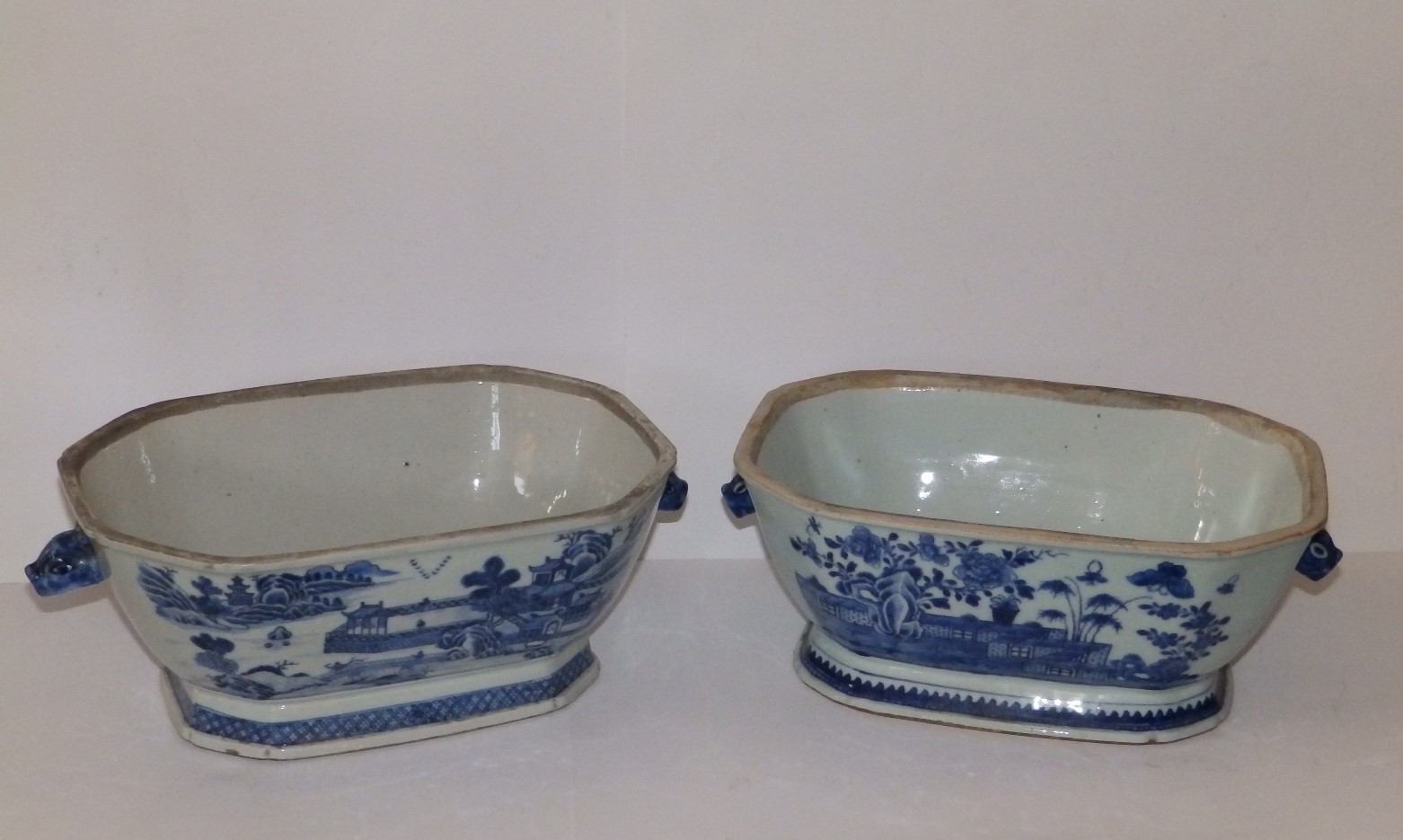 Two late 18th/early 19thC Chinese blue & white porcelain tureen bases, each of canted rectangular