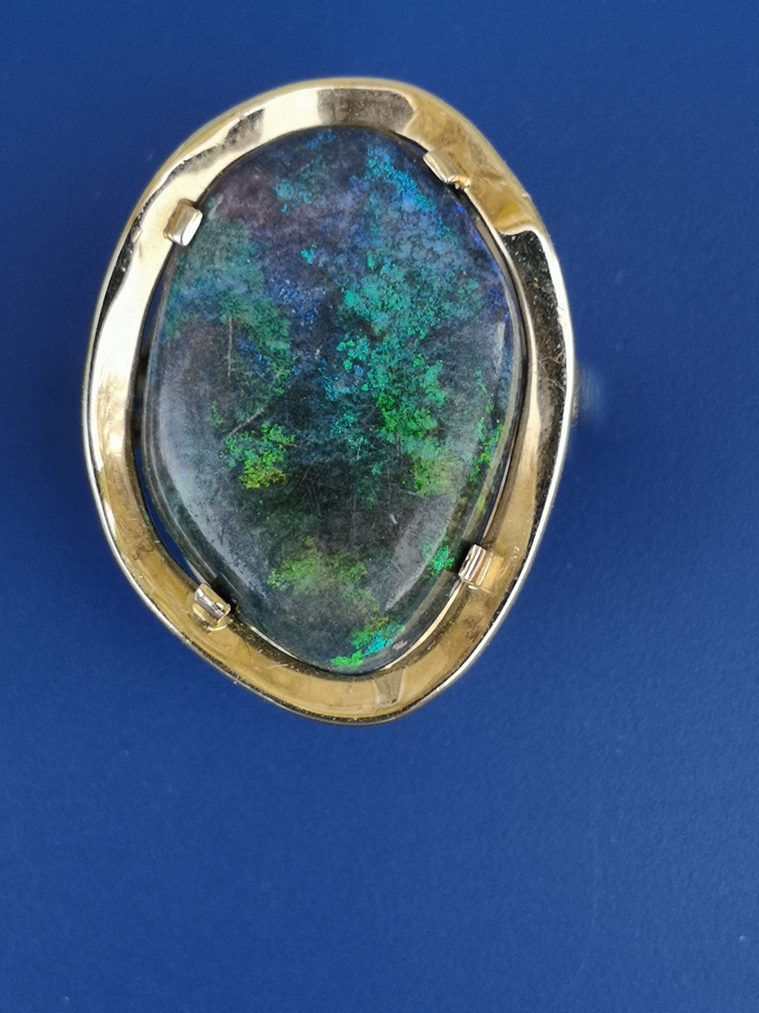 A black opal 18ct gold ring to match the previous lot, the opal 21 x 14mm. Finger size K/L.