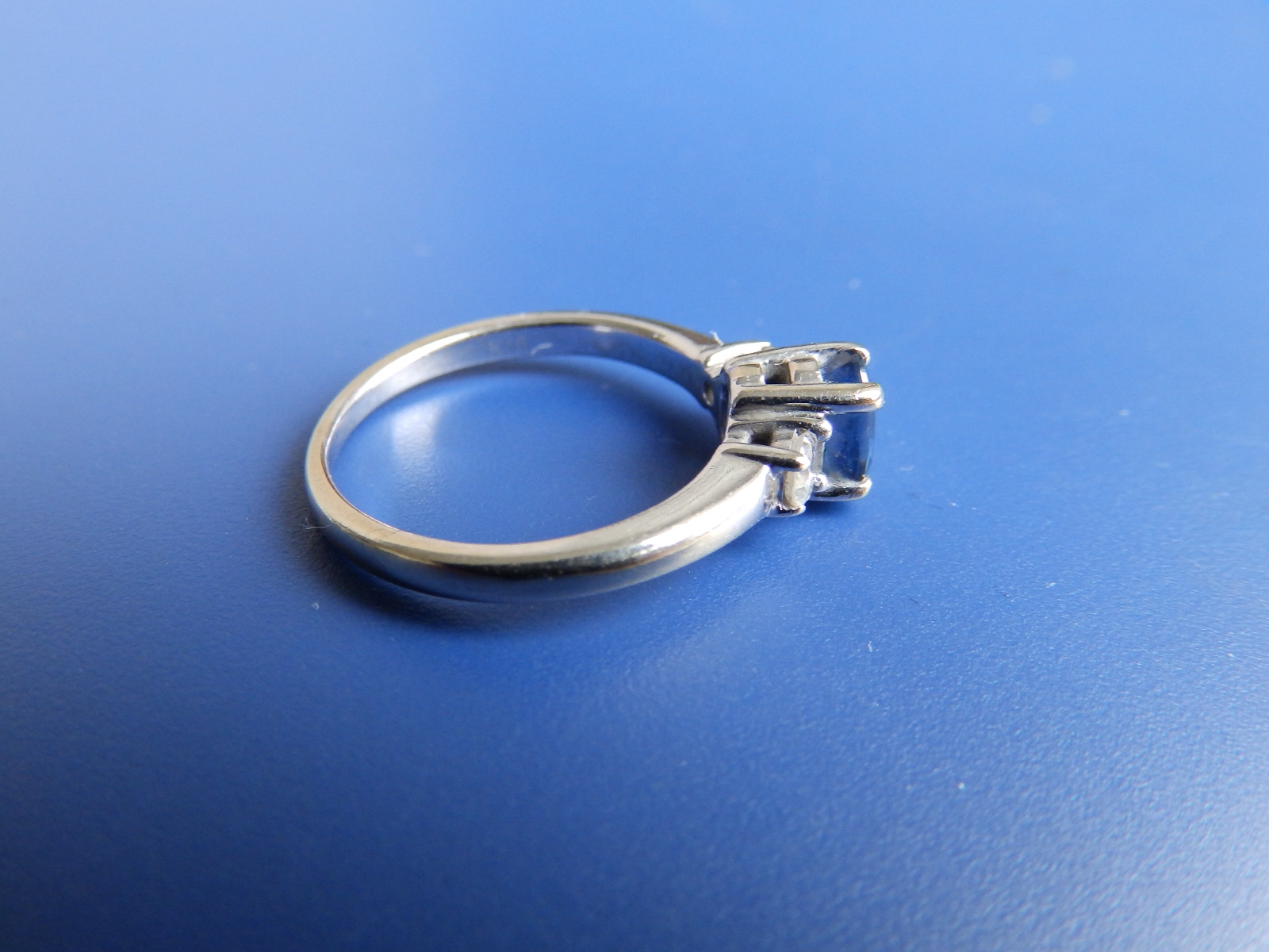 A small modern three stone sapphire & diamond ring in K18 white metal. Finger size I. - Image 3 of 4