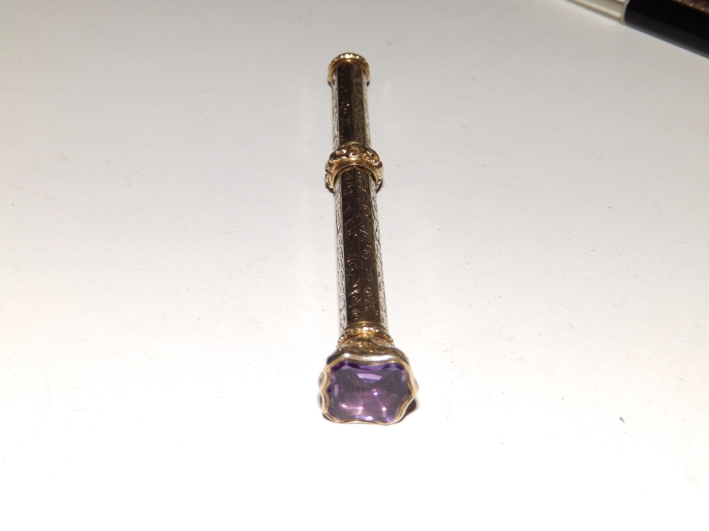 A Victorian propelling pencil with amethyst endstone, 4" retracted, three silver propelling - Bild 5 aus 5