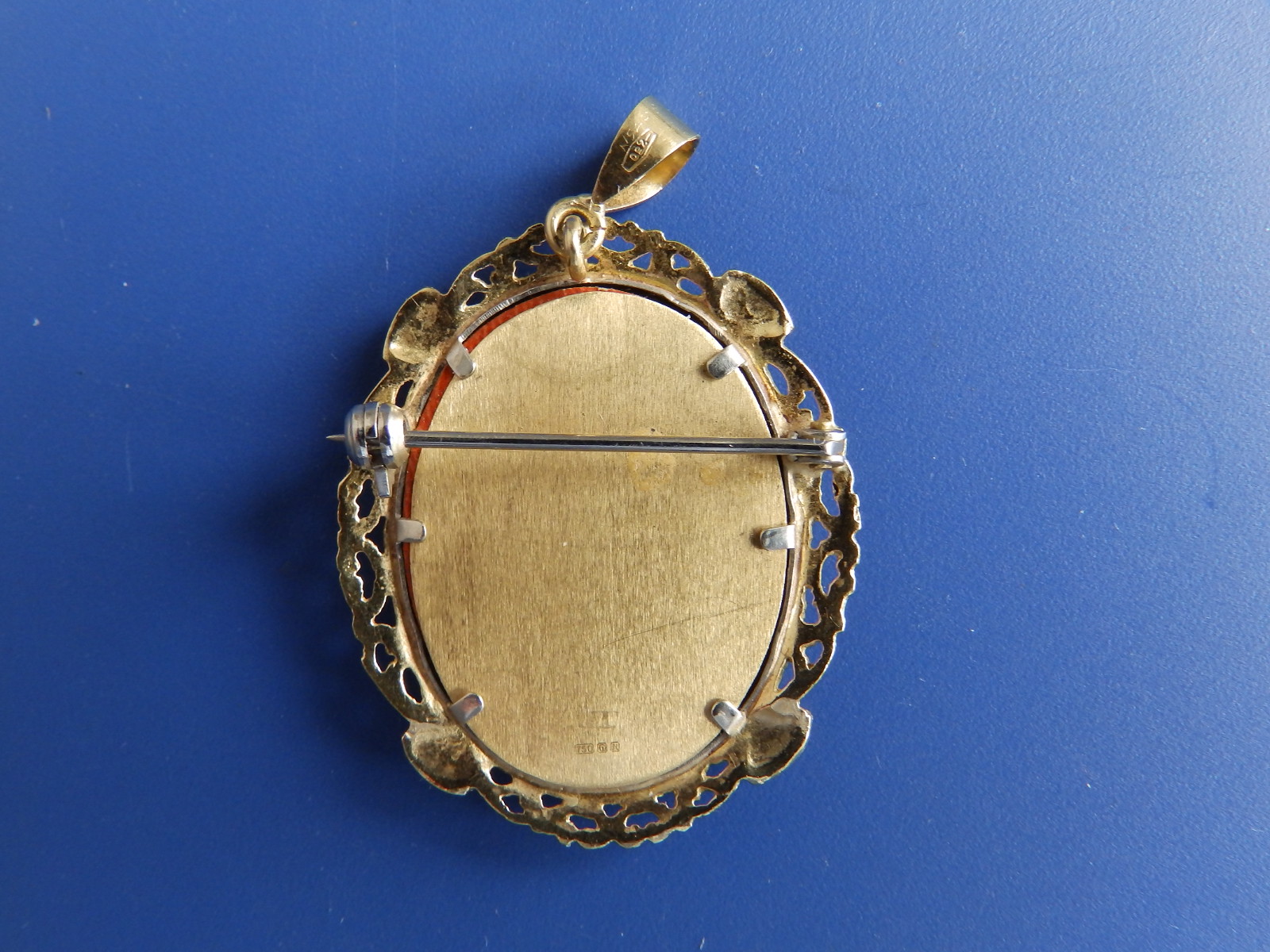 An 18ct gold brooch/pendant set with an oval painted miniature of a lady being set with tiny diamond - Image 3 of 4
