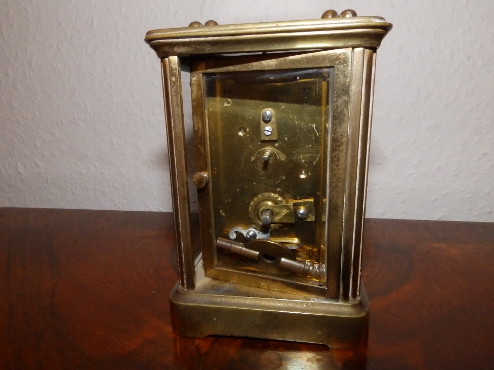 A brass carriage clock with white enamel dial, 4.5" excluding handle. - Bild 4 aus 6