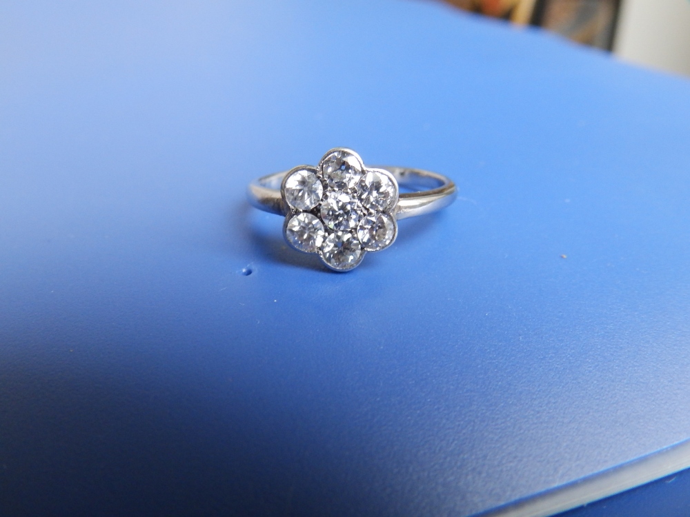 A diamond daisy cluster ring in white metal. Finger size O/P. - Image 2 of 6