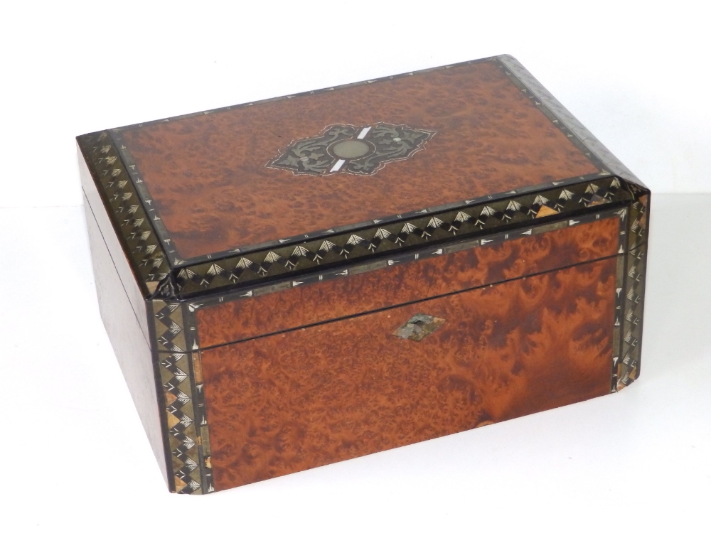 A Victorian amboyna veneered sewing box, 11.25" across.