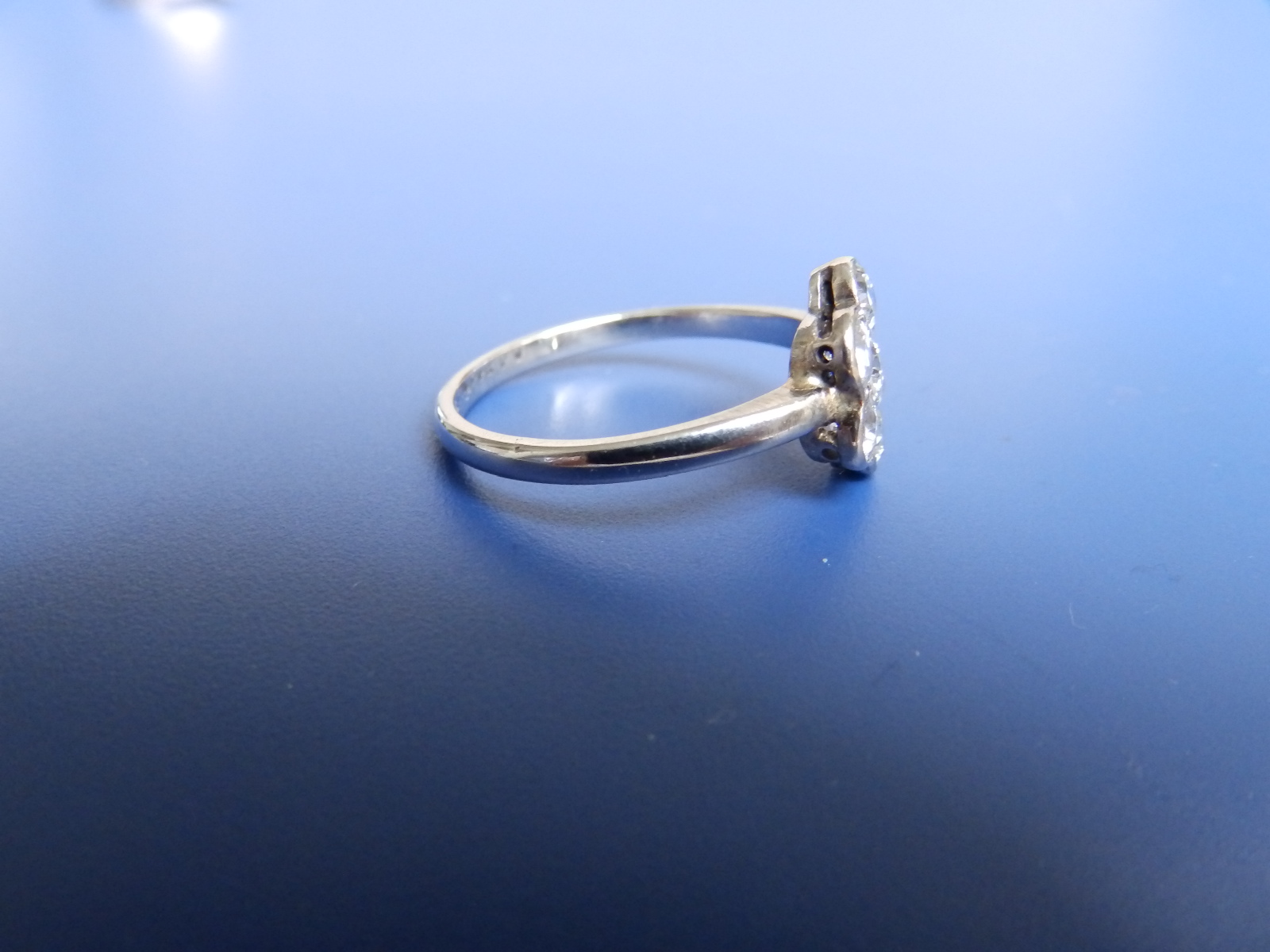 A diamond daisy cluster ring in white metal. Finger size O/P. - Image 3 of 6