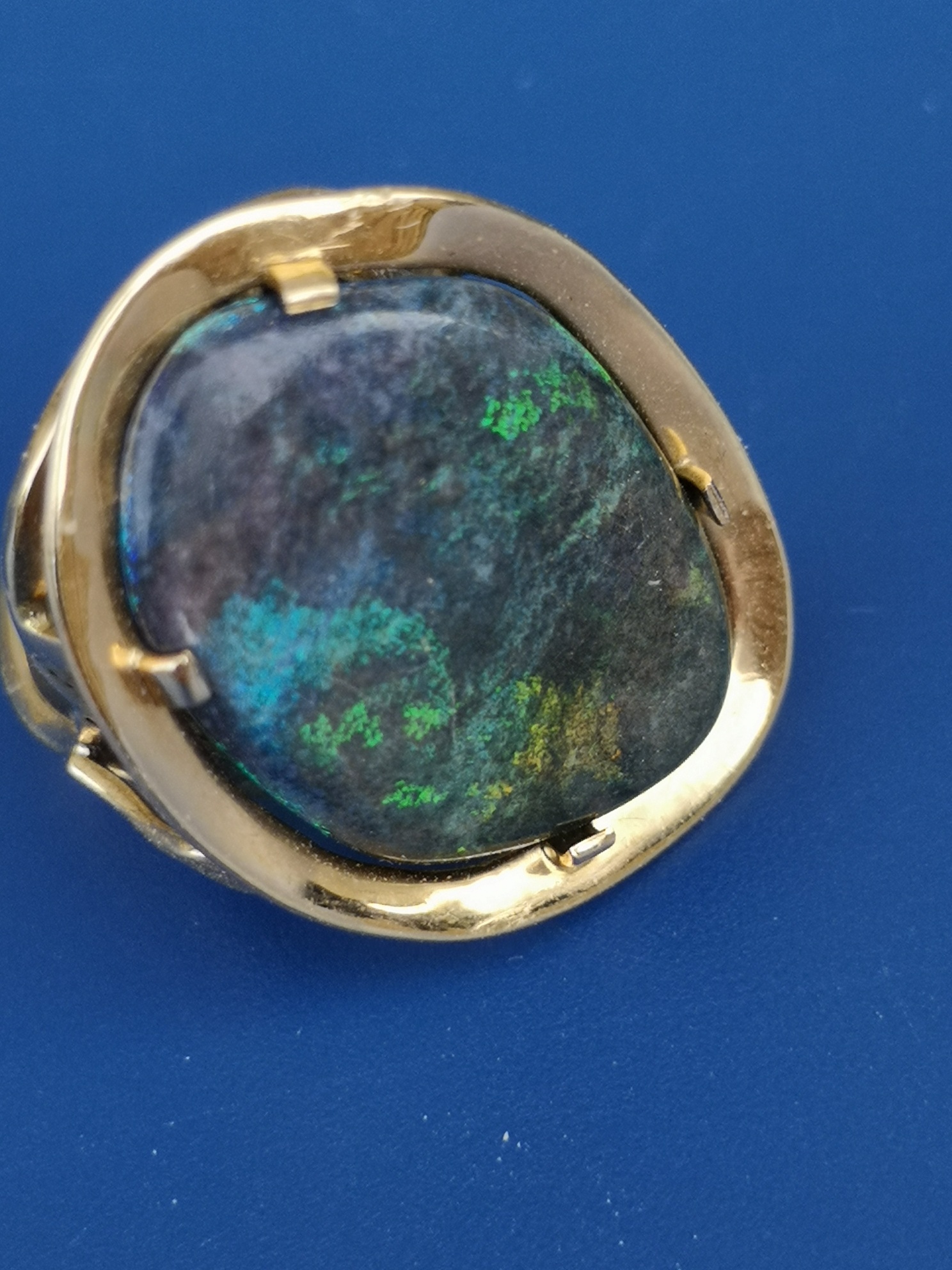 A black opal 18ct gold ring to match the previous lot, the opal 21 x 14mm. Finger size K/L. - Image 2 of 4