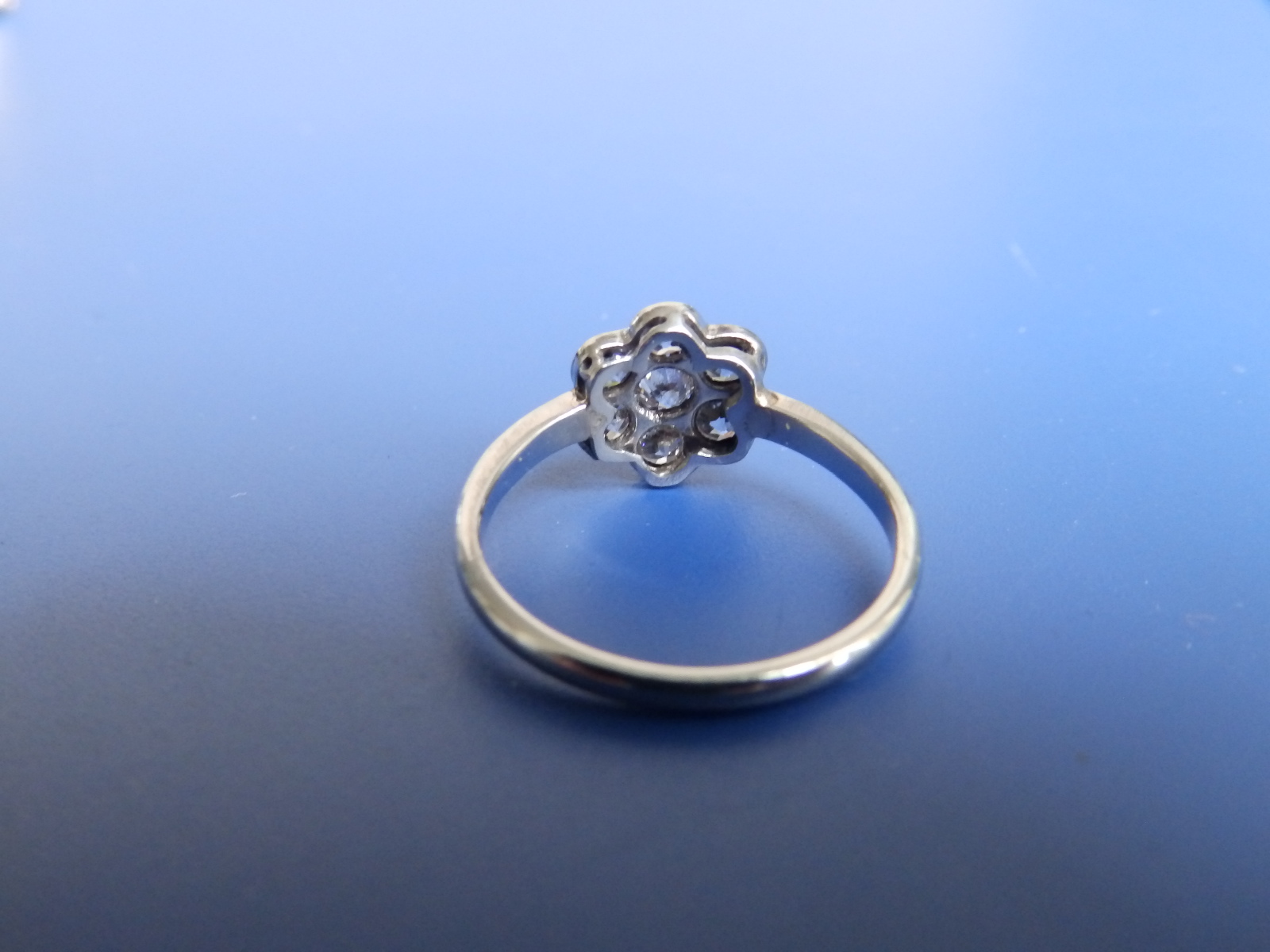 A diamond daisy cluster ring in white metal. Finger size O/P. - Image 5 of 6