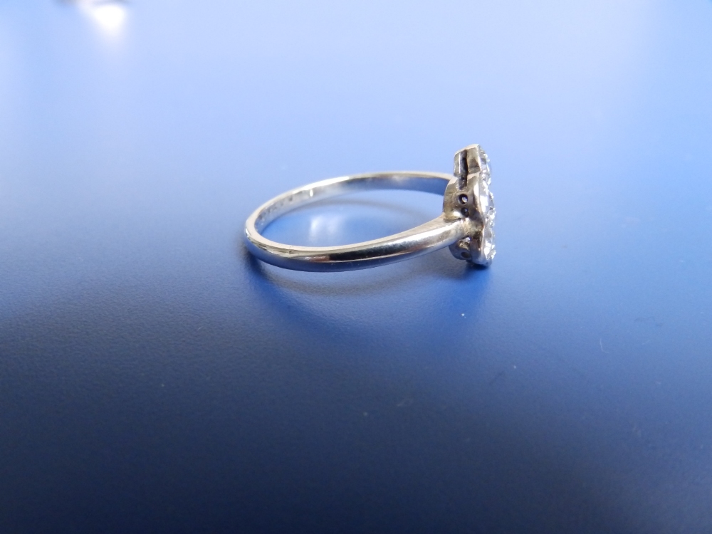 A diamond daisy cluster ring in white metal. Finger size O/P. - Image 4 of 6