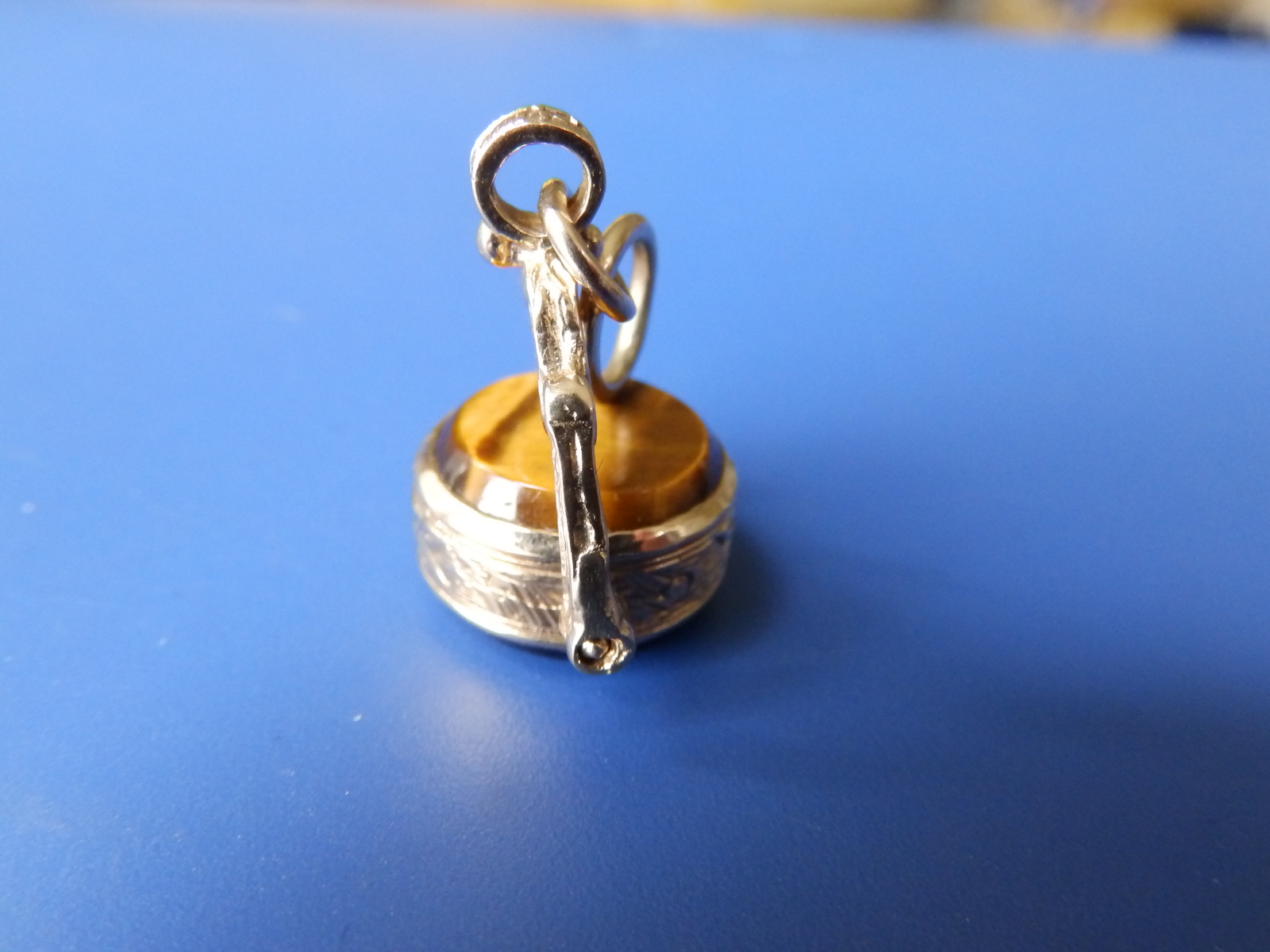 A small revolving fob seal set with a tiger's eye to one side in yellow metal. - Image 4 of 4