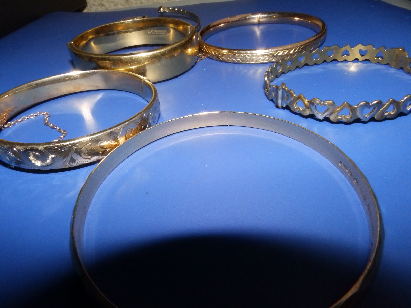 Six rolled gold bangles. - Image 3 of 3