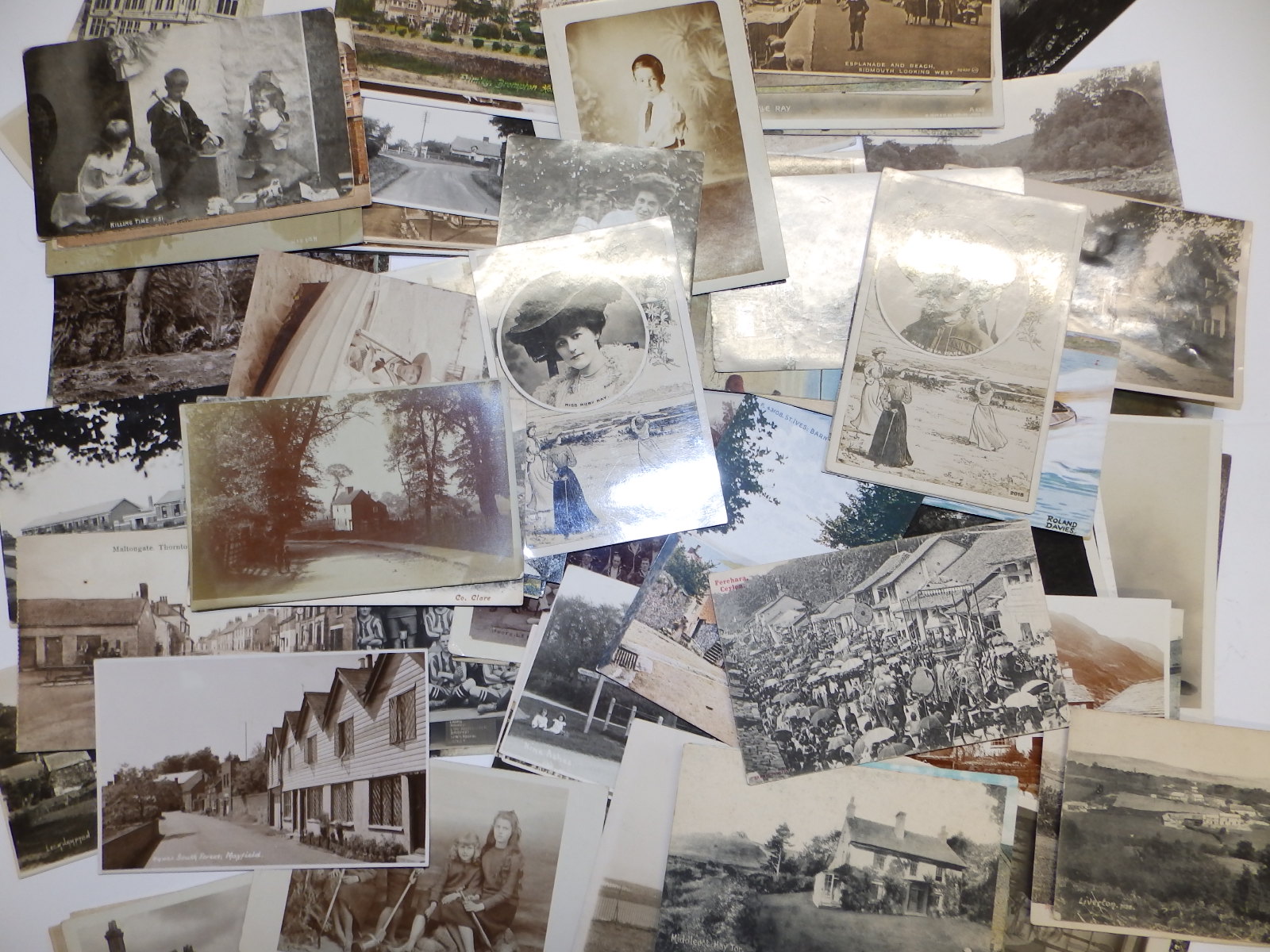 A quantity of approximately 400 postcards, including local Devon views and sentimental subjects.