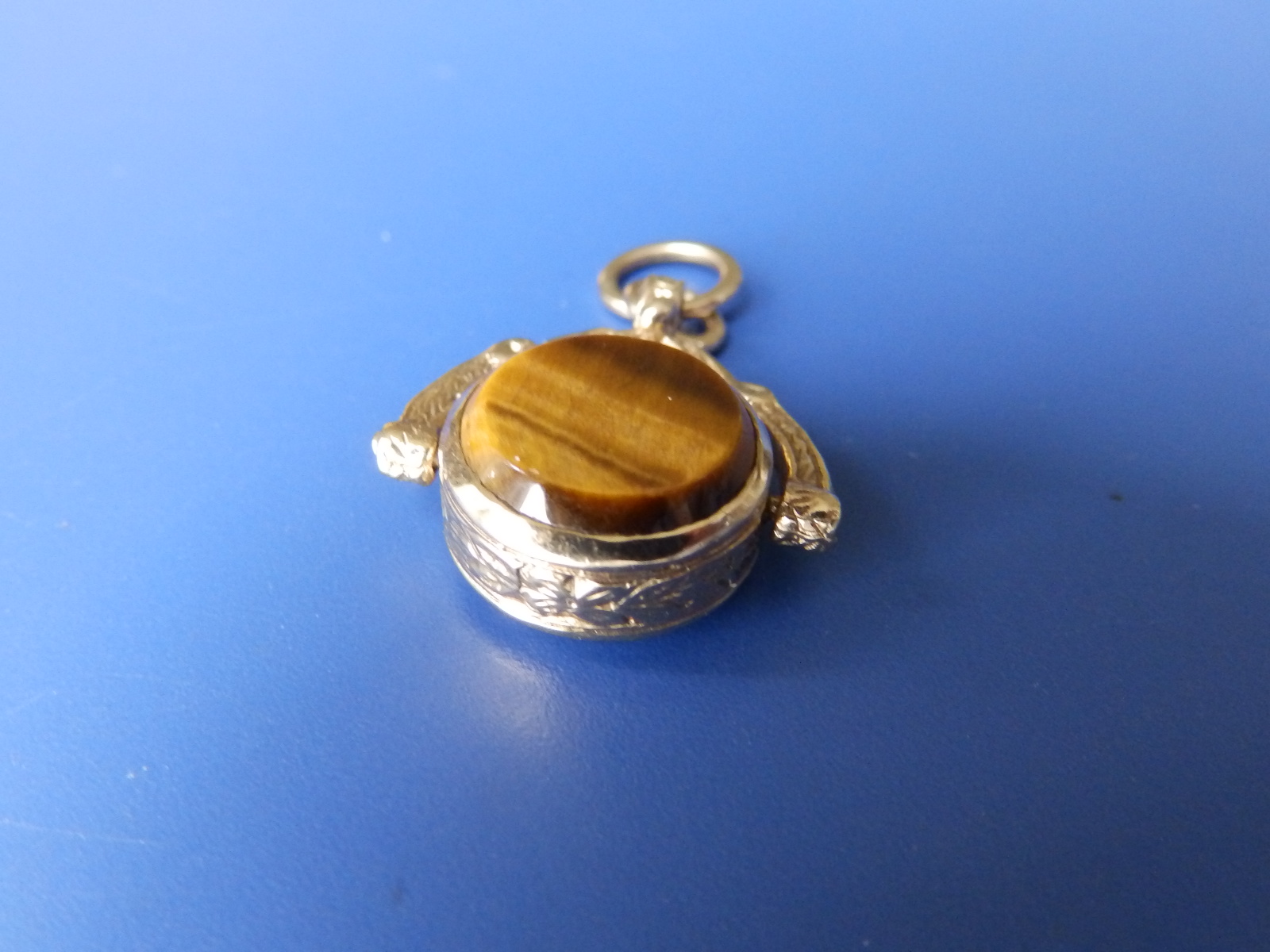 A small revolving fob seal set with a tiger's eye to one side in yellow metal. - Image 3 of 4