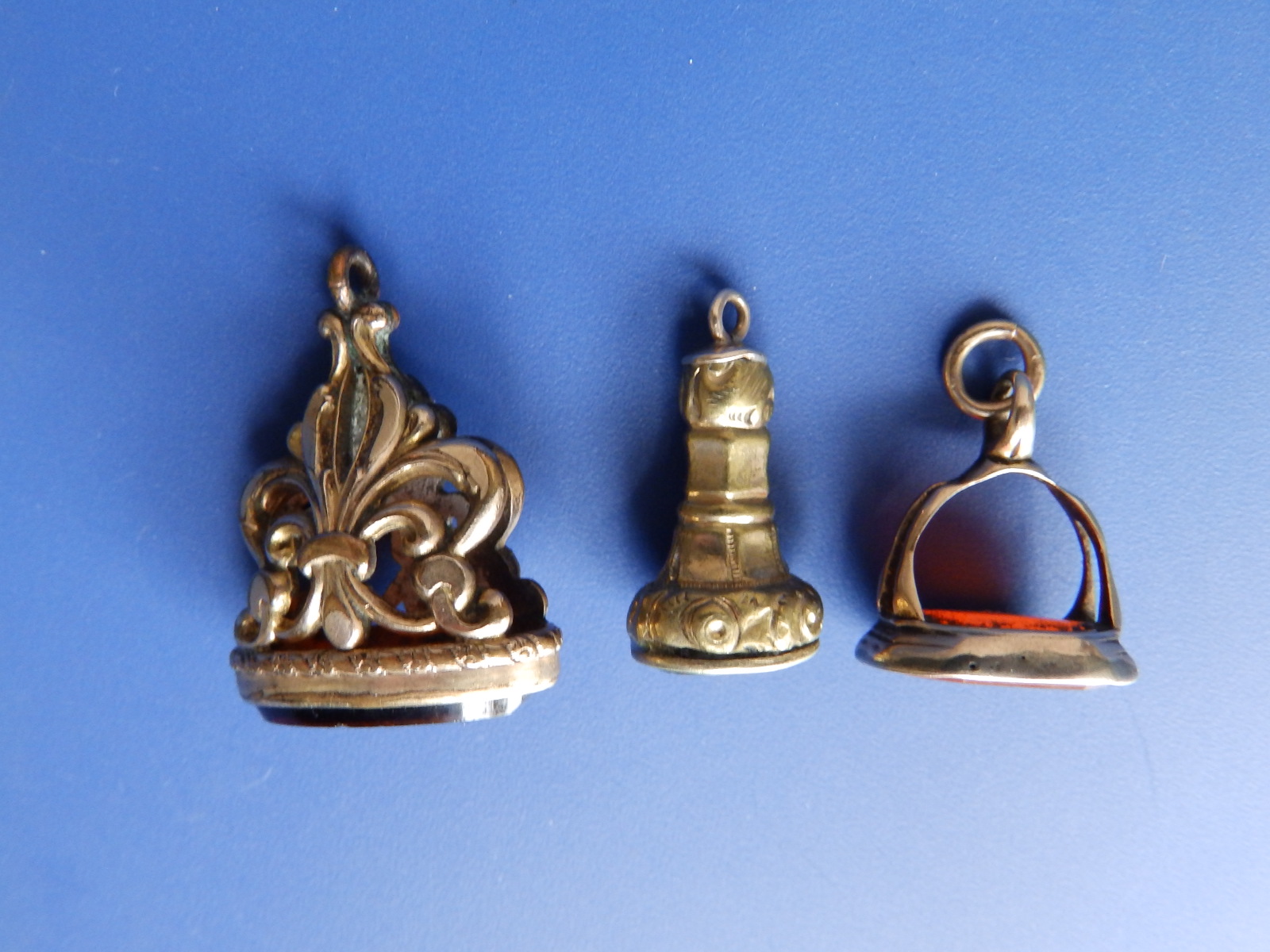 Three antique seal fob pendants, the largest 1.1" high having chips to the obsidian stone. - Image 3 of 6