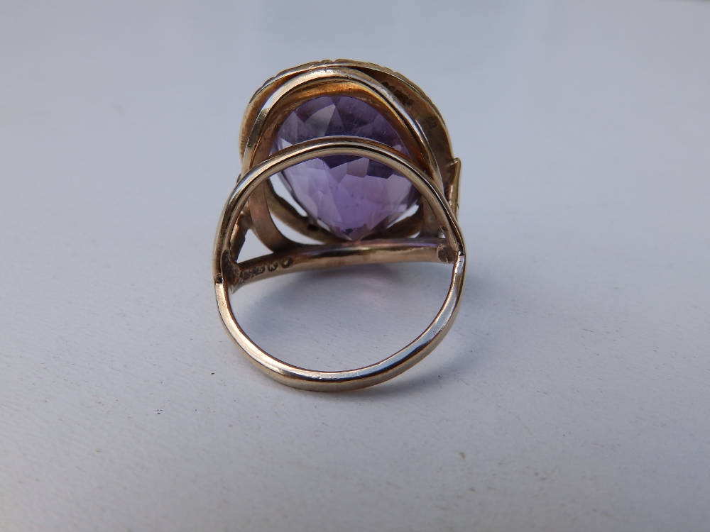 A large oval amethyst single stone ring in 9ct gold. Finger size K/L. - Image 3 of 3