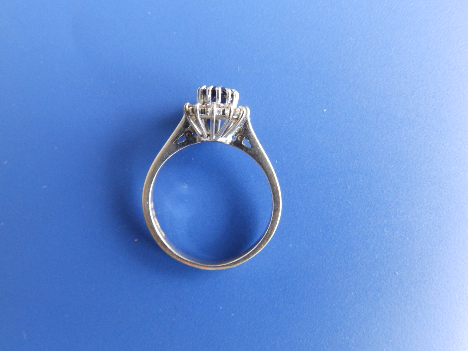 A small modern oval sapphire & diamond cluster ring in 18ct white gold. Finger size K/L. - Image 2 of 2