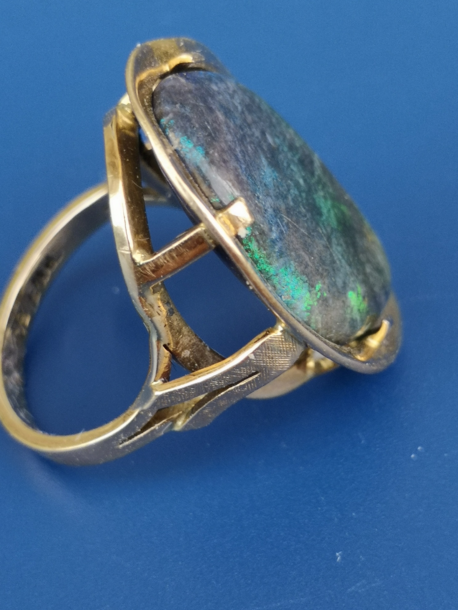 A black opal 18ct gold ring to match the previous lot, the opal 21 x 14mm. Finger size K/L. - Image 3 of 4