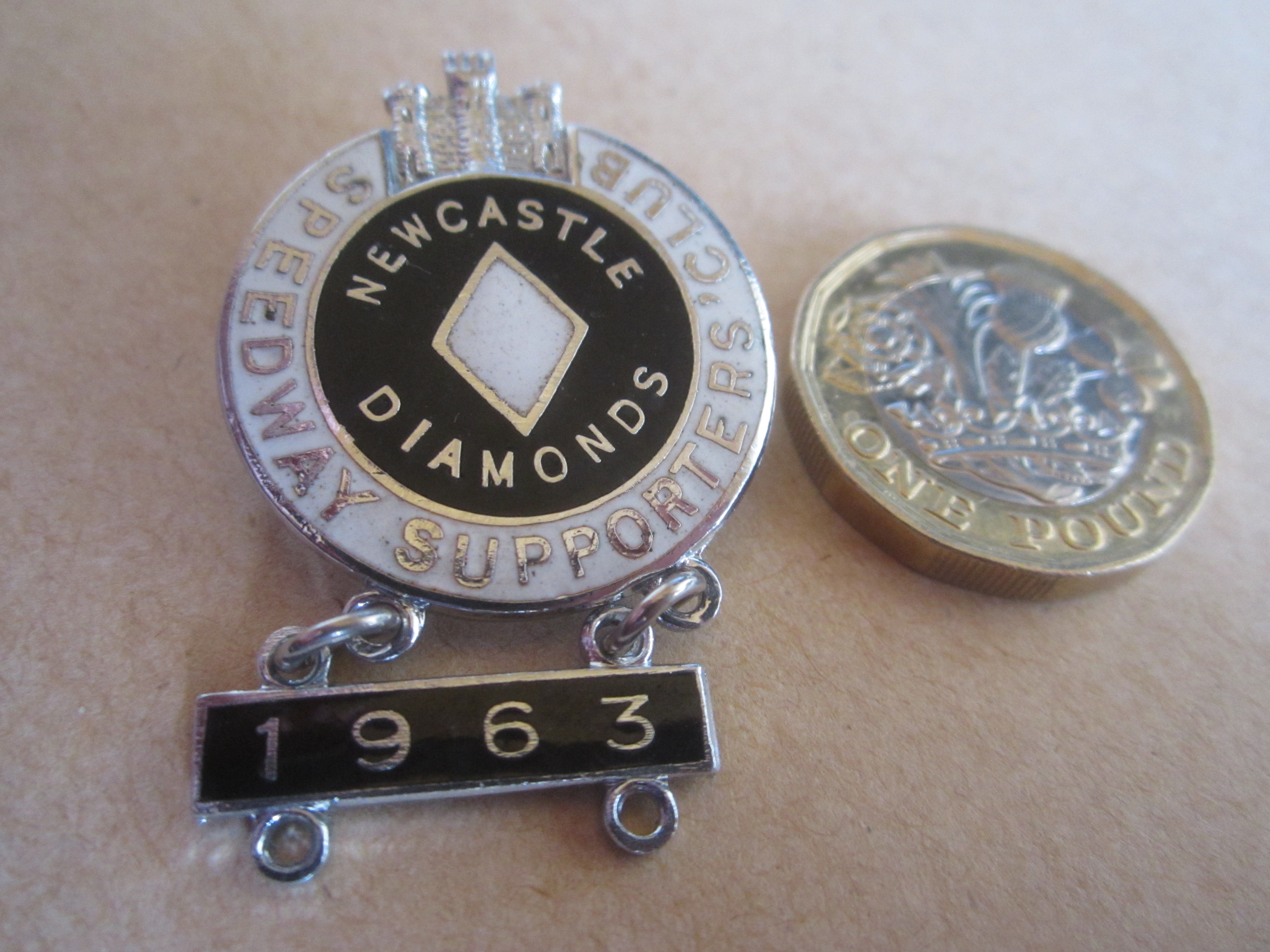 SPEEDWAY - NEWCASTLE DIAMONDS SILVER BADGE WITH 1963 BAR