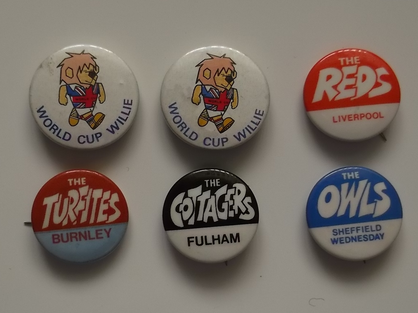 VINTAGE TIN FOOTBALL BADGES - WORLD CUP WILLIE, BURNLEY, LIVERPOOL, SHEFFIELD WEDNESDAY & FULHAM