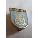 RUGBY UNION - CARDIFF R.F.C. GILT BADGE