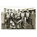 SPEEDWAY - 1961 SOUTHAMPTON TEAM GROUP ORIGINAL PHOTOGRAPH INCLUDES BARRY BRIGGS