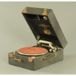 A vintage Columbia wind-up gramophone. Case 17 cm x 39.5 cm x 28 cm.