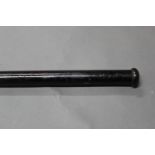 Air cane with turned horn end cap, sights to lower section and brass end. Length 92 cm.