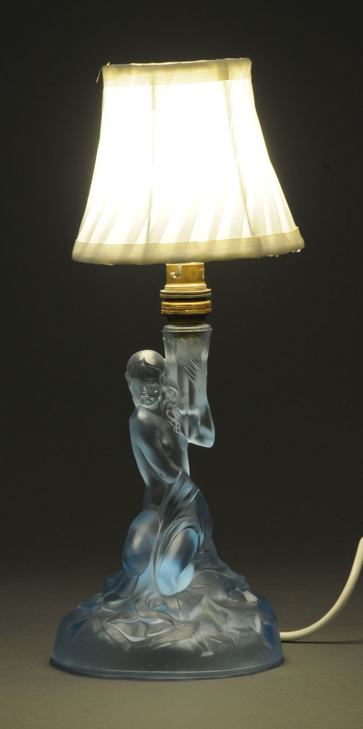 An Art Deco frosted glass table lamp. Height including light fitting 25 cm. - Image 2 of 2