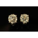 A pair of 18 ct white gold stud earrings, set with diamonds weighing +/- 1.01 carats.